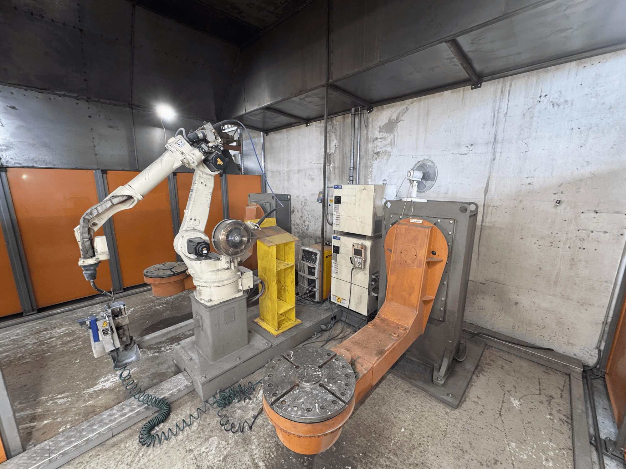 DAIHEN VARSTROJ FD-B4L 1GM/2DM robotska ruka u industrijskom okruženju, bočni pogled s vidljivom upravljačkom pločom i okretnom bazom.