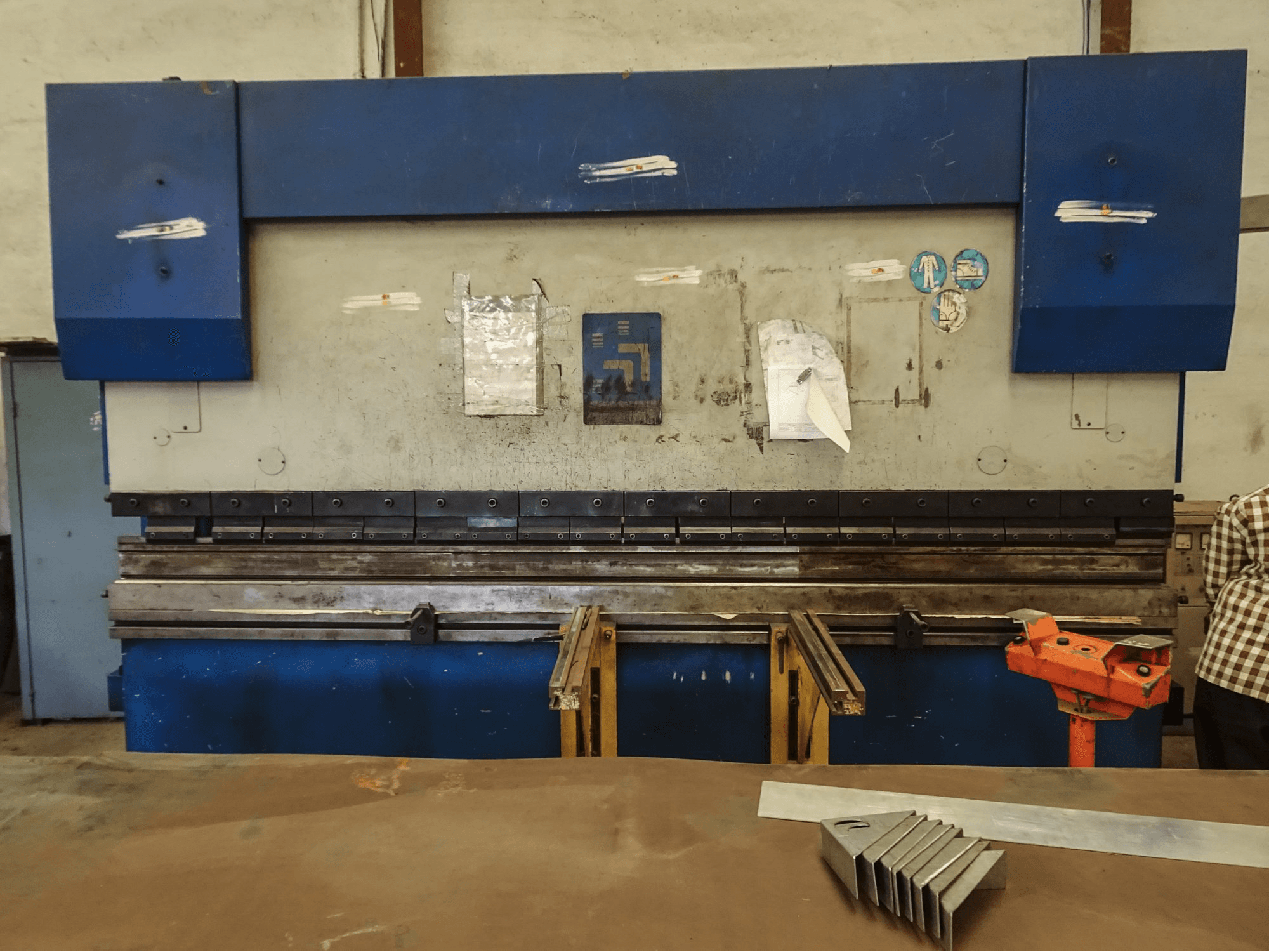 Prikaz stroja Hindustan Hydraulics EHP 110 sprijeda