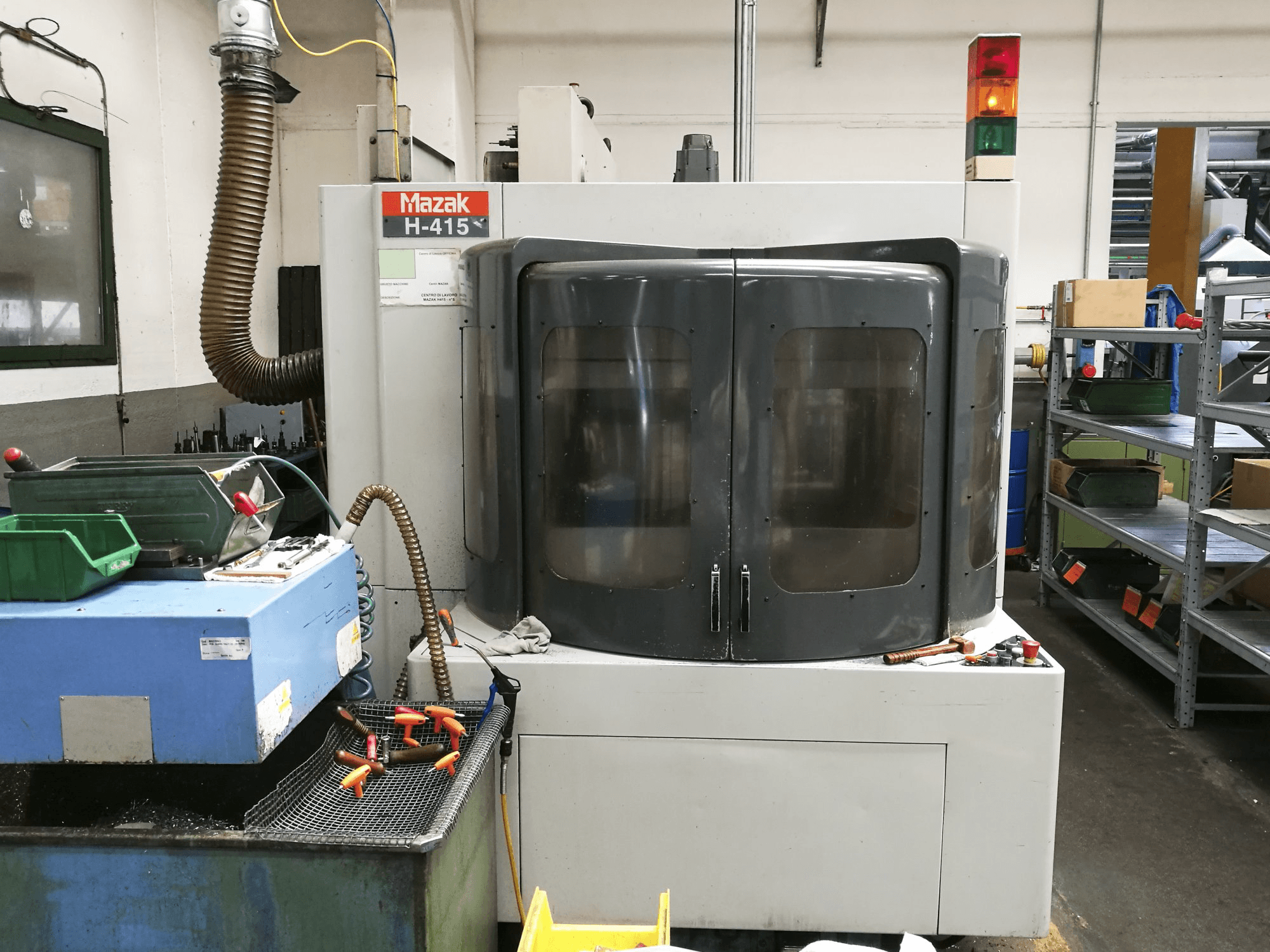Prikaz stroja Mazak H-415 sprijeda
