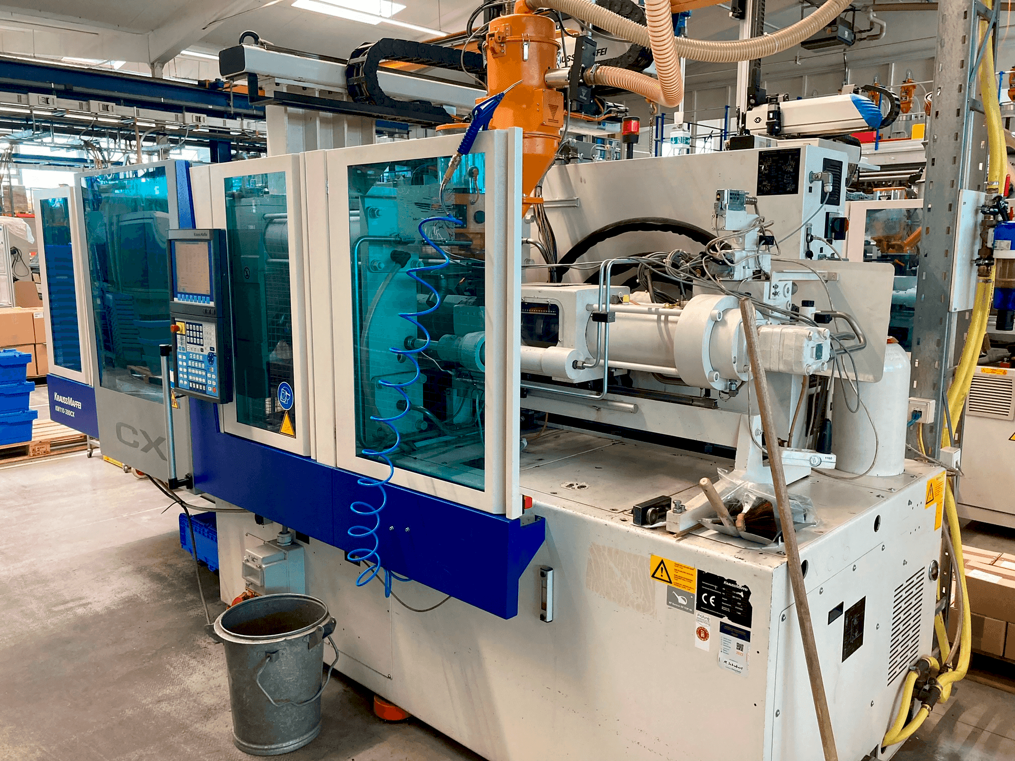 Prikaz stroja Krauss Maffei 110–380 CX sprijeda