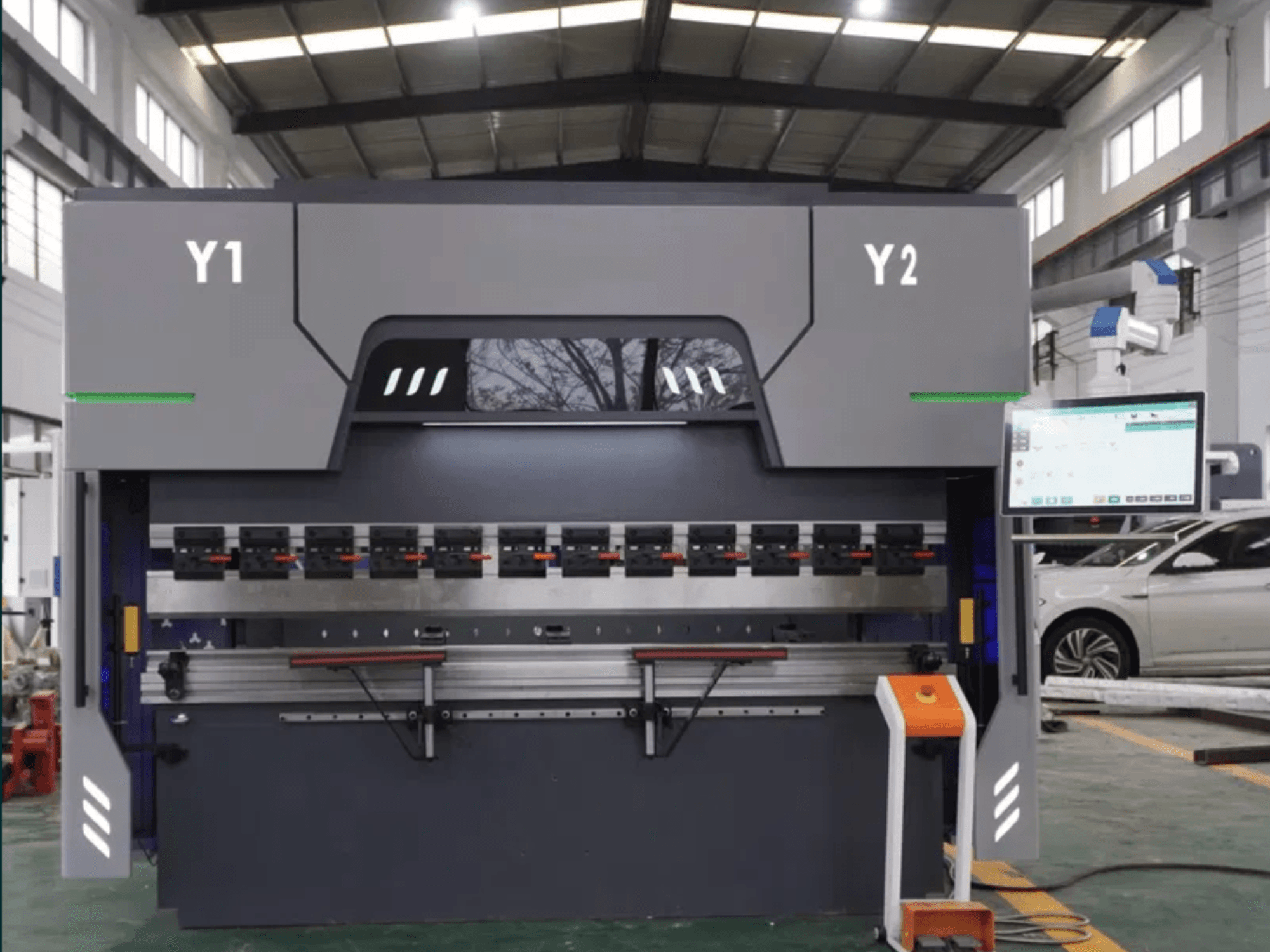 Prednji pogled na CNC prešu za savijanje DAMAMT WC67K 63T/2500, s upravljačkom pločom, alatima za savijanje i metalnom konstrukcijom.