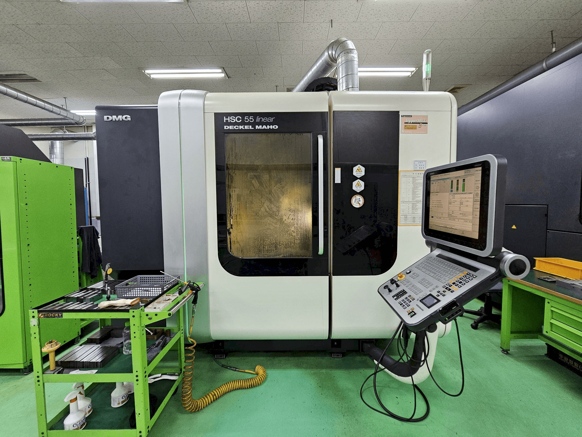 Prikaz stroja DECKEL MAHO HSC 55 linear sprijeda