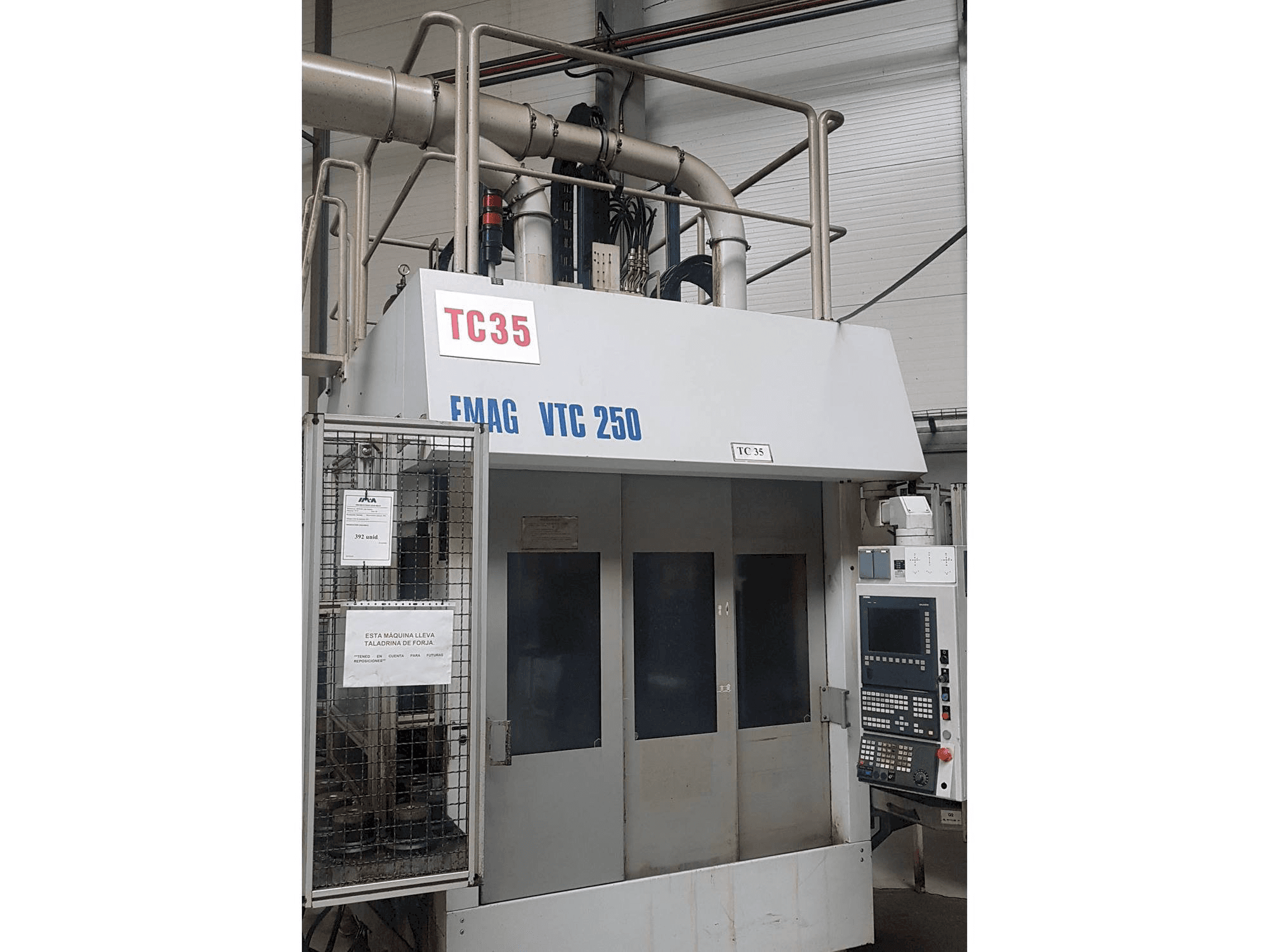 Prikaz stroja EMAG VTC 250 sprijeda