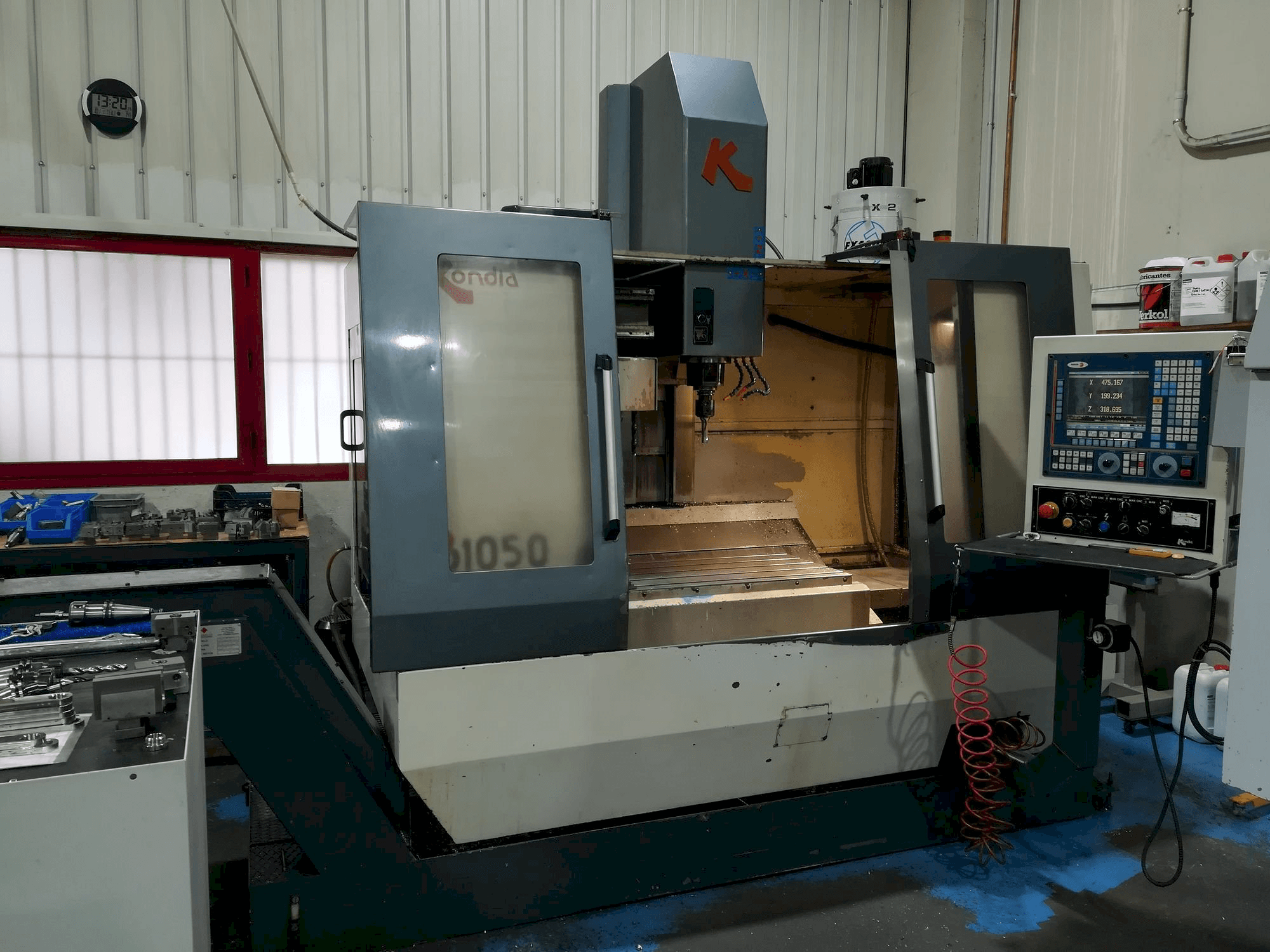 Prikaz stroja KONDIA B1050 sprijeda