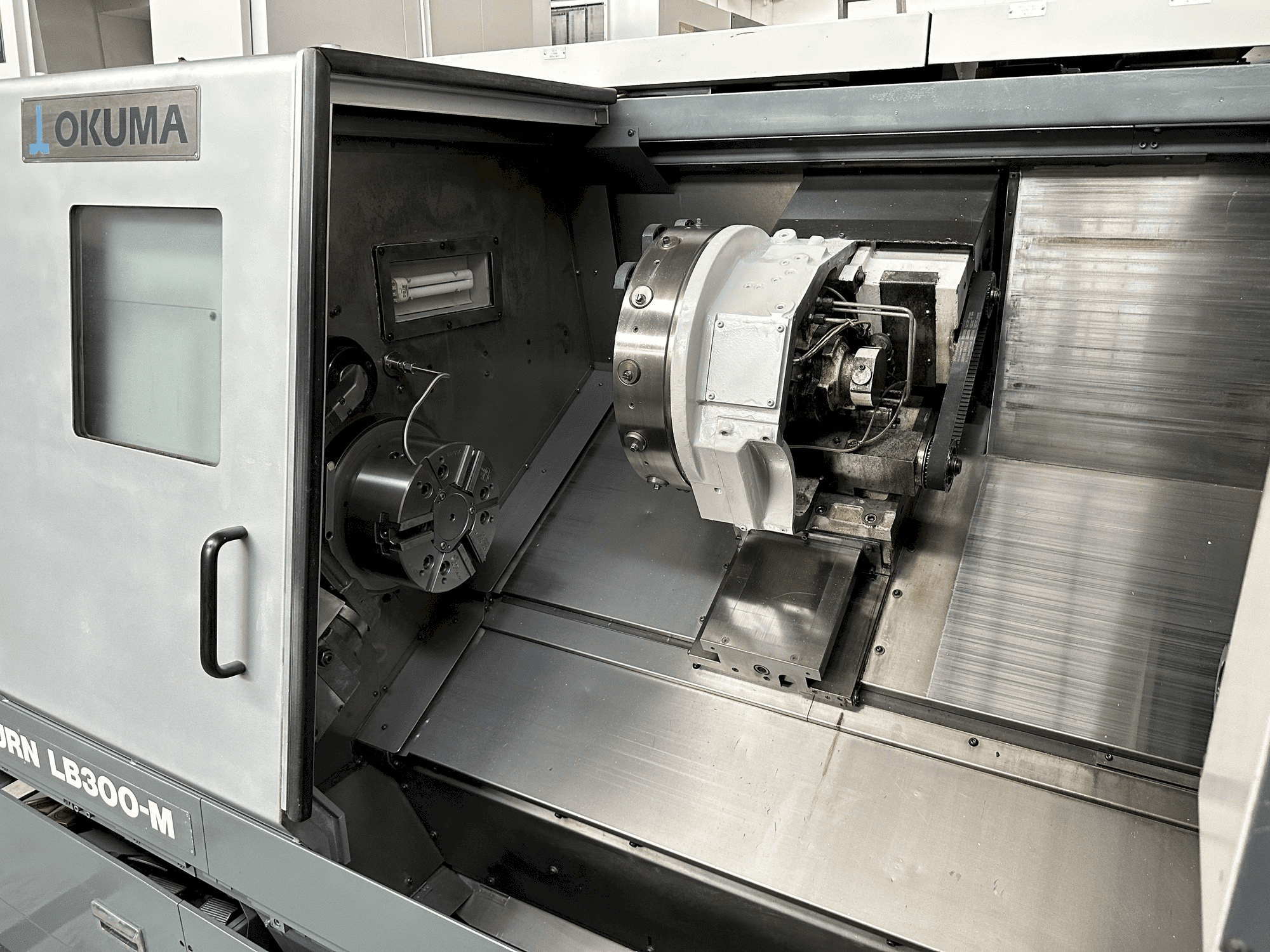Radni prostor stroja Okuma LB 300 MC
