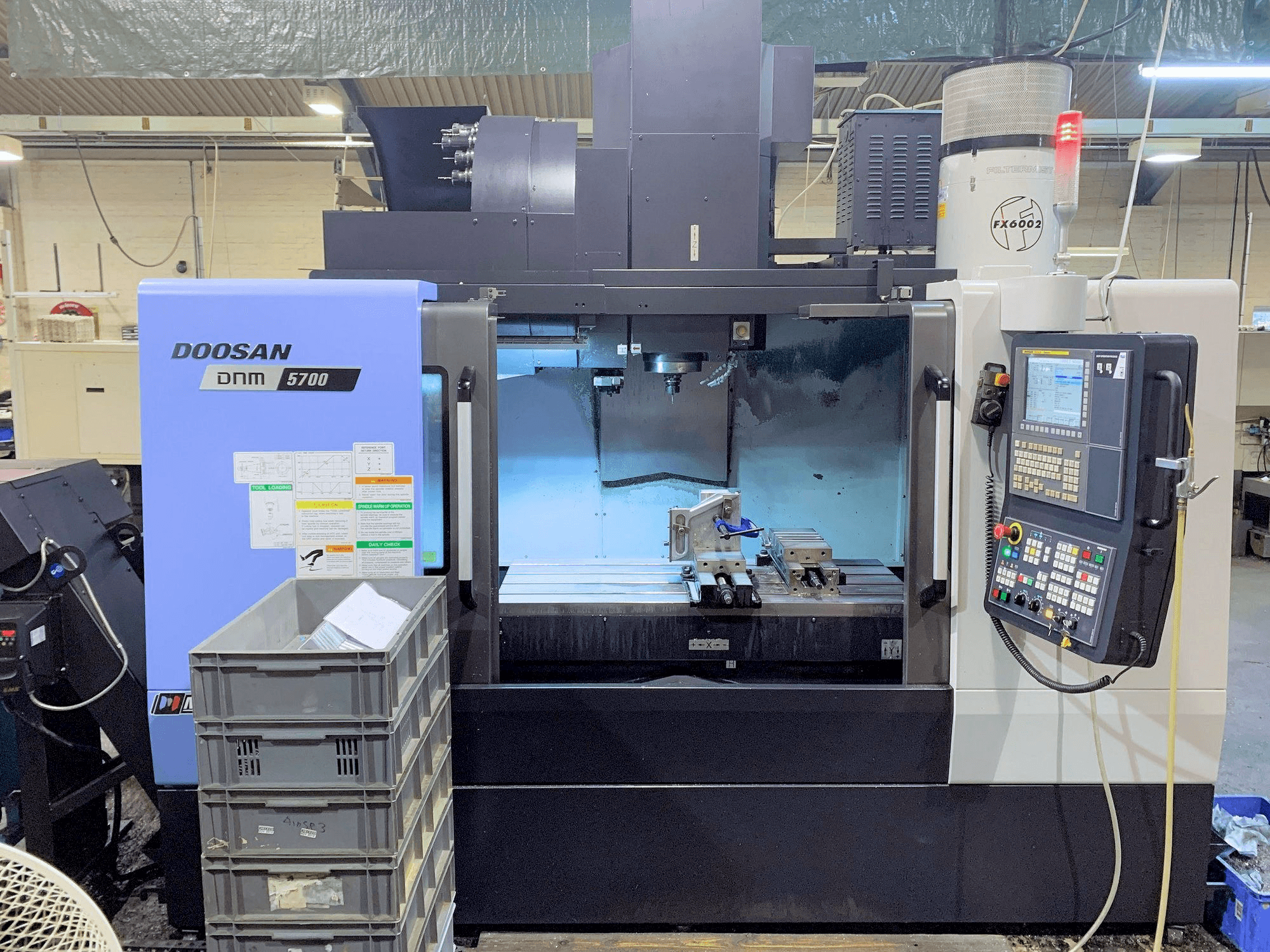 Prikaz stroja Doosan DNM 5700 sprijeda