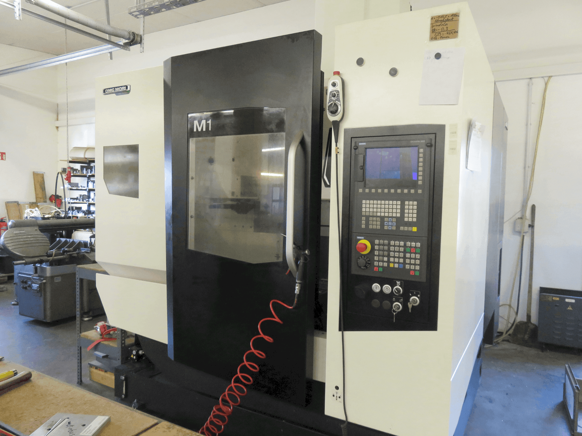 Prikaz stroja DMG MORI M1 sprijeda