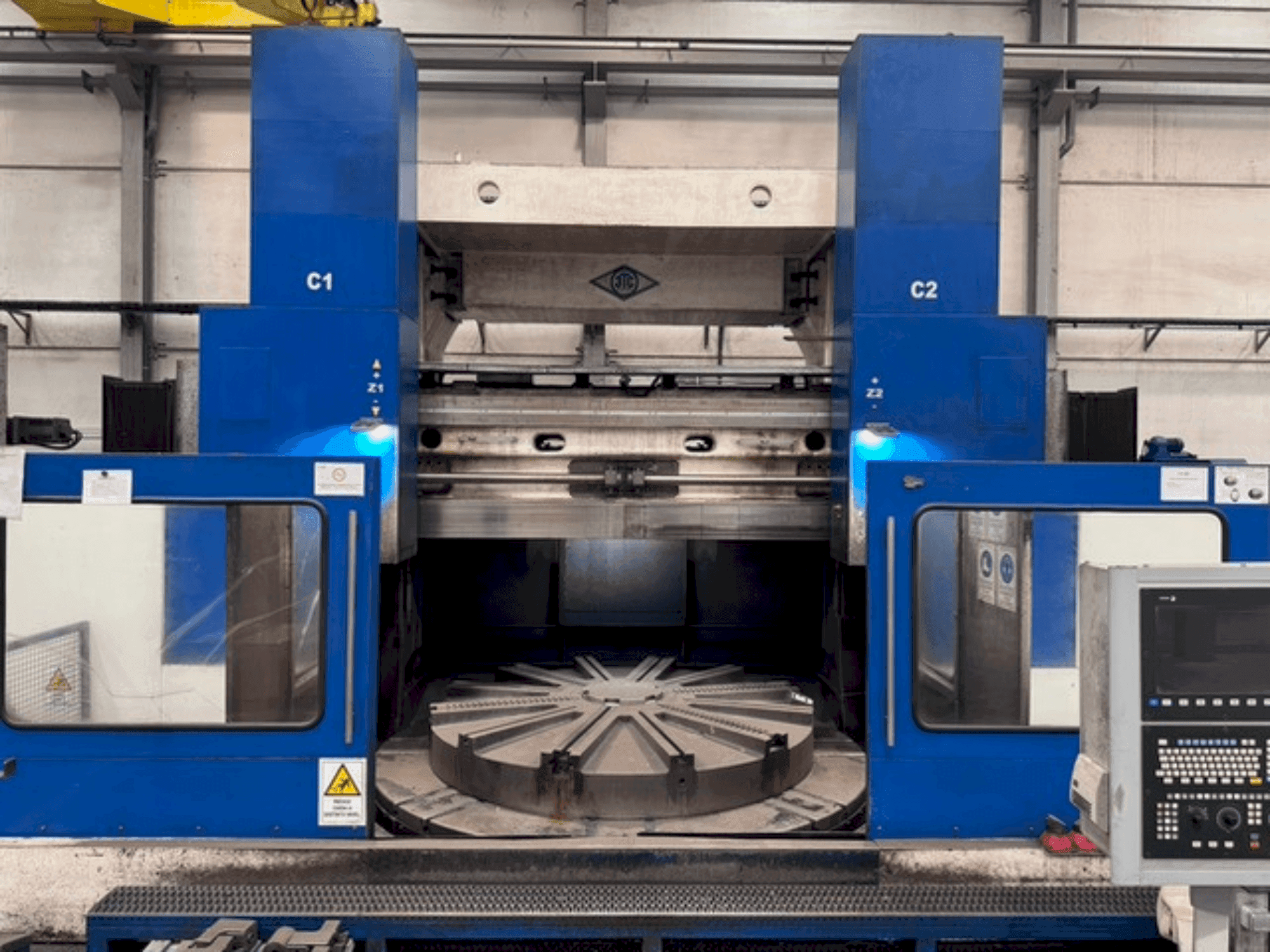 Prikaz stroja KOLOMNA 1532T sprijeda