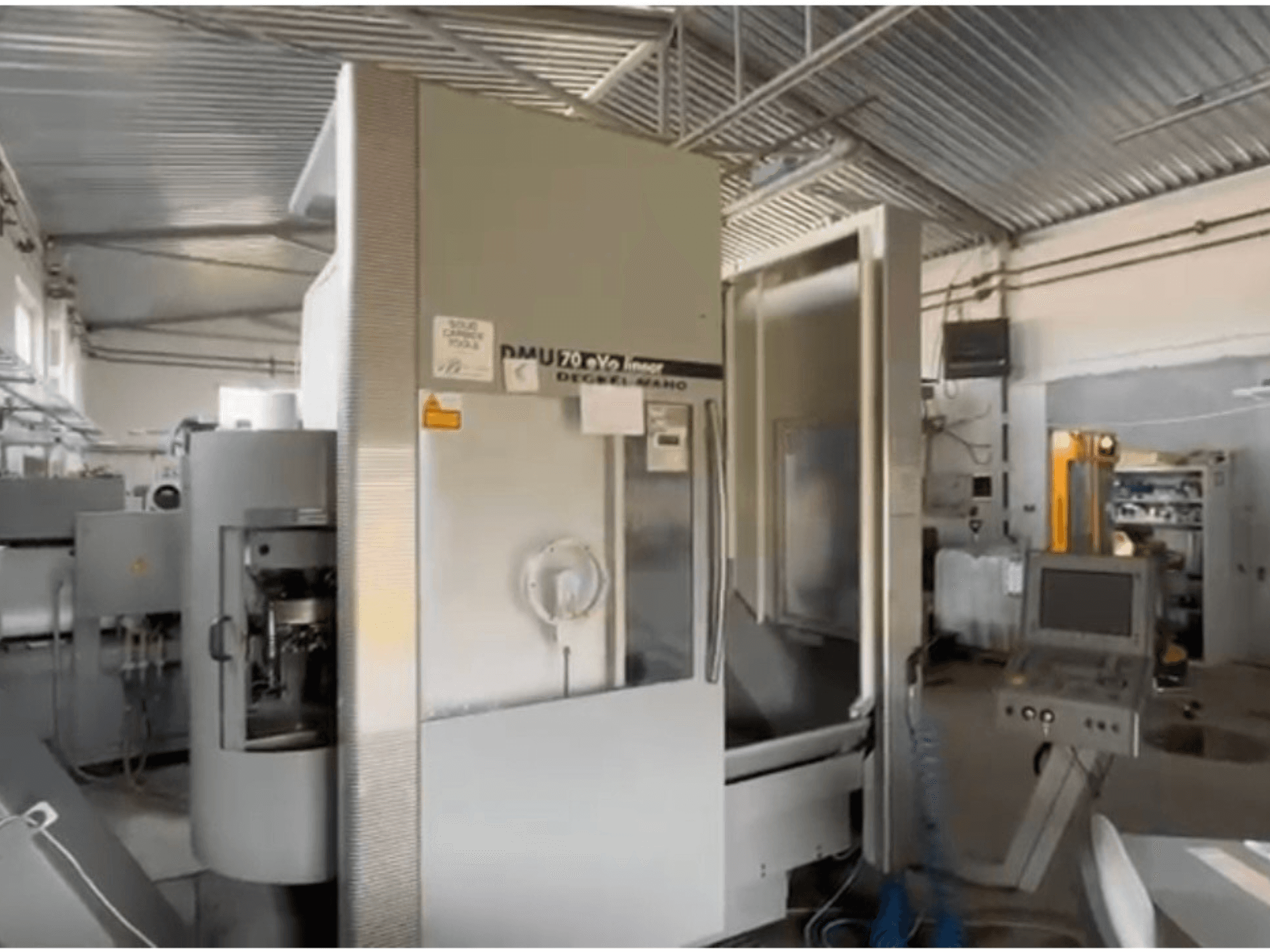 Linearni CNC stroj DMU 70 eVo u radionici, prednji pogled, s upravljačkom pločom i modernim dizajnom.