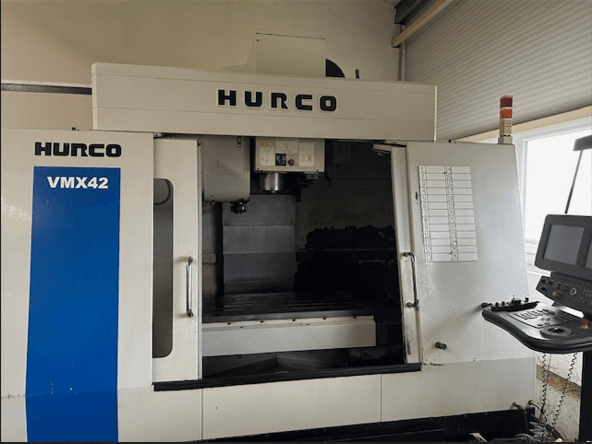 Hurco VMX42 CNC glodalica, prednji pogled, ima upravljačku ploču i otvoreni radni prostor za obradu.