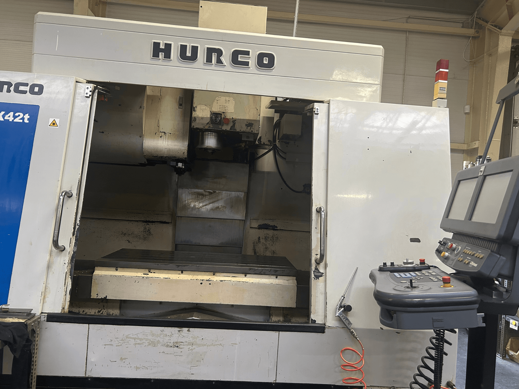 Hurco VMX42T CNC glodalica u prednjem pogledu, s otvorenim radnim prostorom i upravljačkom pločom s gumbima i zaslonom.