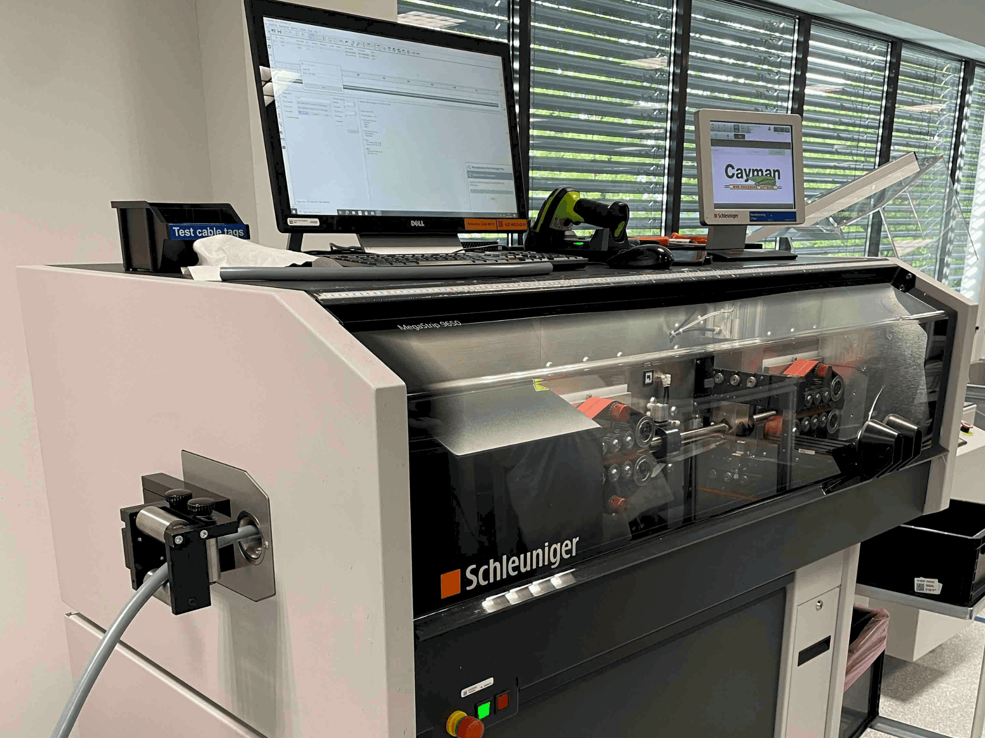 Prikaz stroja Schleuniger MegaStrip 9650 sprijeda