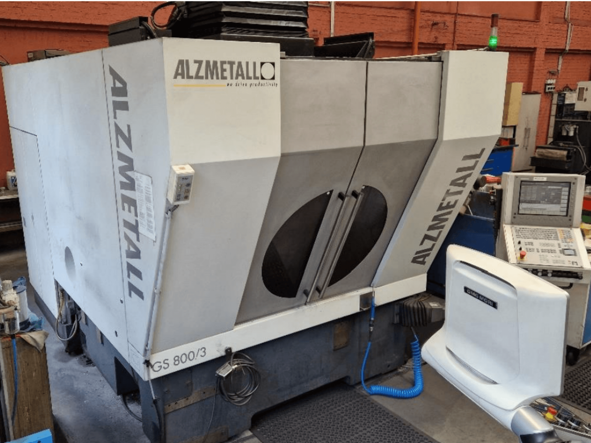 Vertikalni obradni centar Alzmetall GS 800/3, prednji pogled koji prikazuje tijelo stroja i upravljačku ploču.