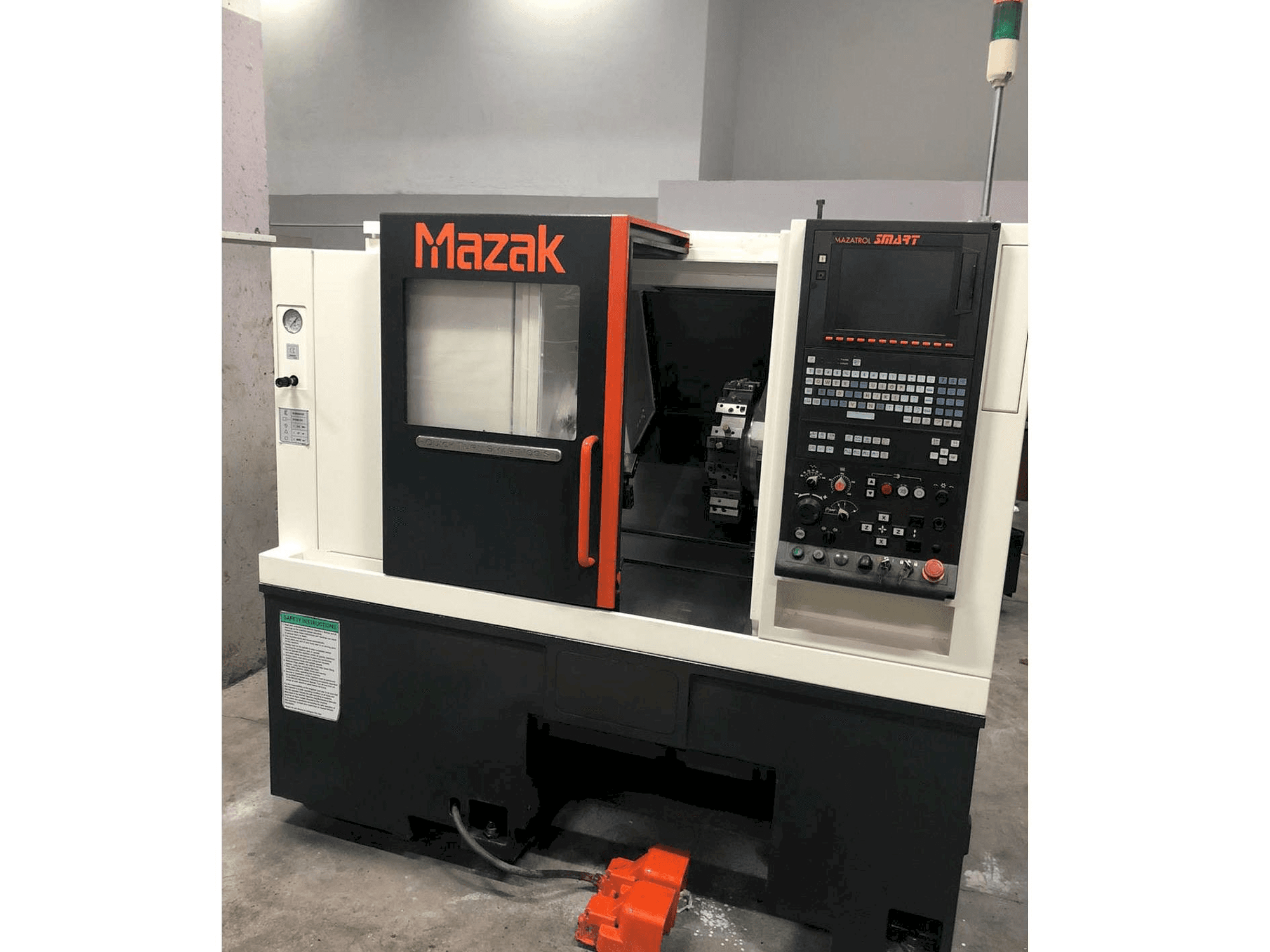 Prikaz stroja Mazak Quick Turn Smart 100 S sprijeda
