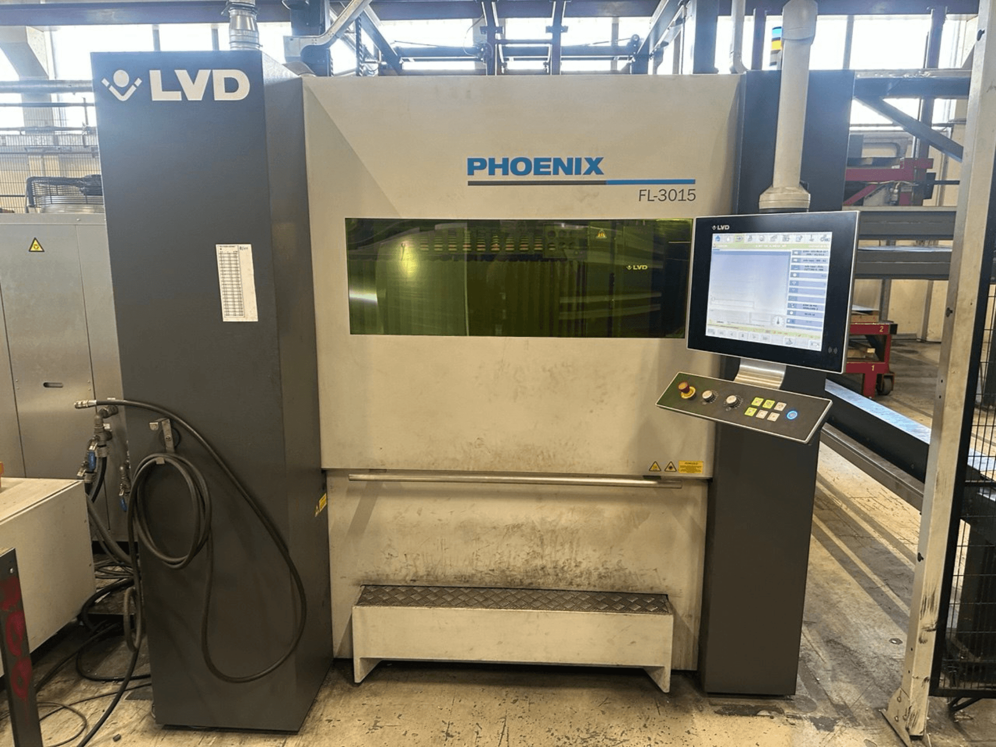 LVD Phoenix FL-3015 laserski stroj za rezanje, prednji pogled, ima digitalnu upravljačku ploču i vidljive cijevi.