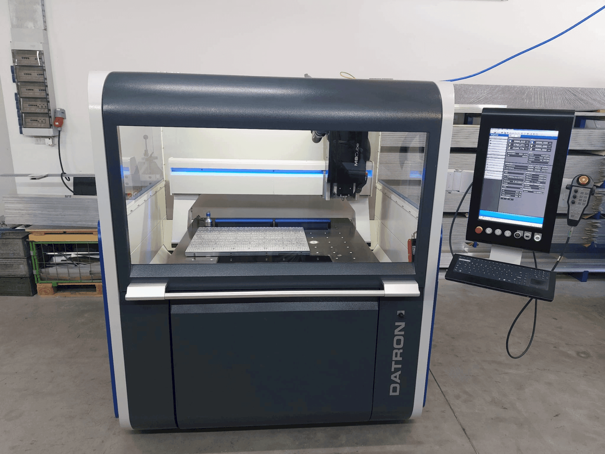 Prikaz stroja Datron M8 Cube sprijeda