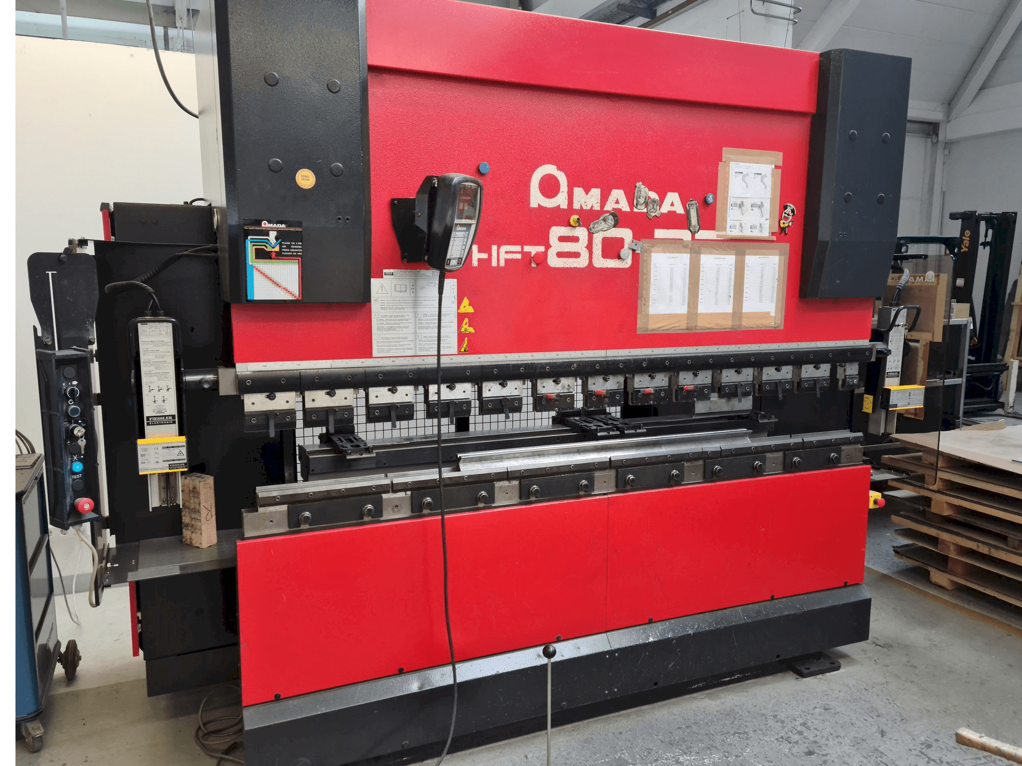 Prikaz stroja AMADA HFT 80-25 sprijeda