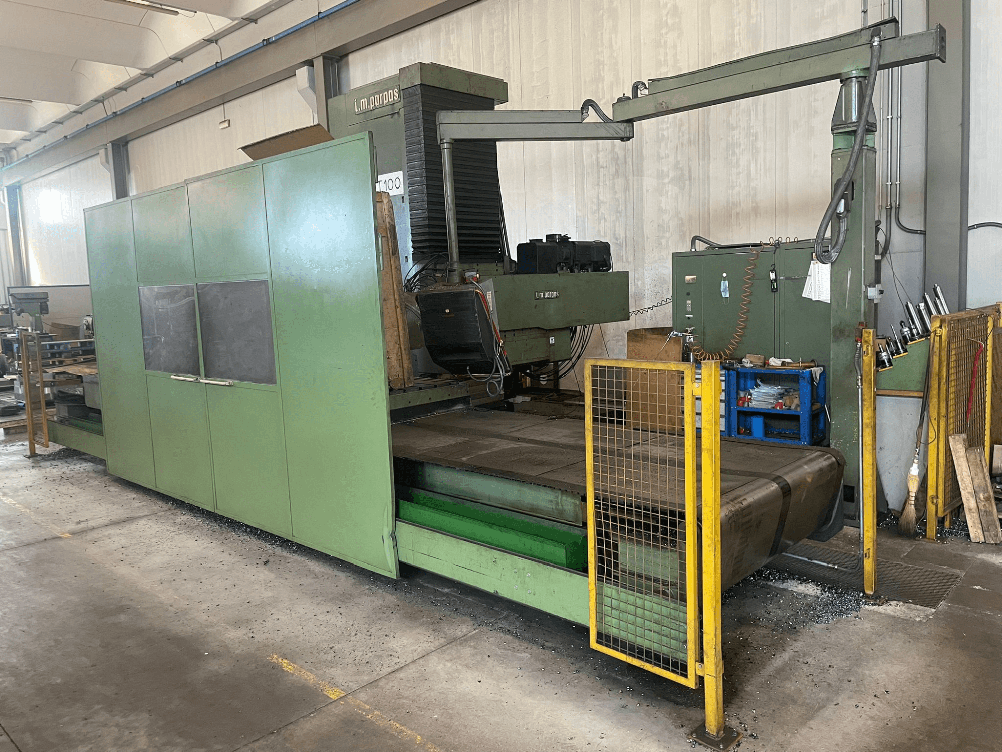 Velika zelena industrijska glodalica sa sigurnosnim ogradama, prednji pogled, s oznakom modela "lm parpas" i vidljivim kontrolama.