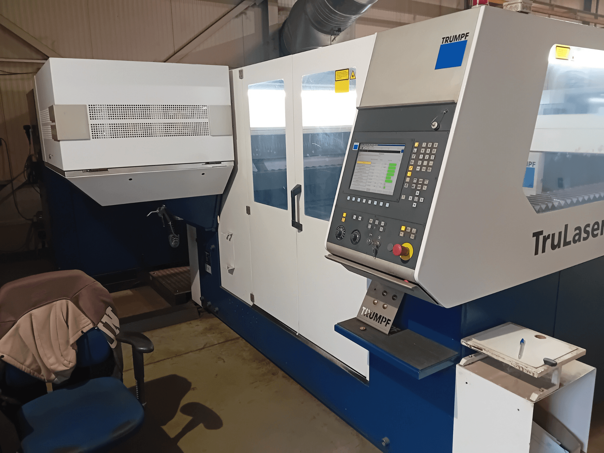 TRUMPF TruLaser 3030 CO2 laserski stroj za rezanje, pogled sprijeda, s prikazom upravljačke ploče i operaterske stanice.