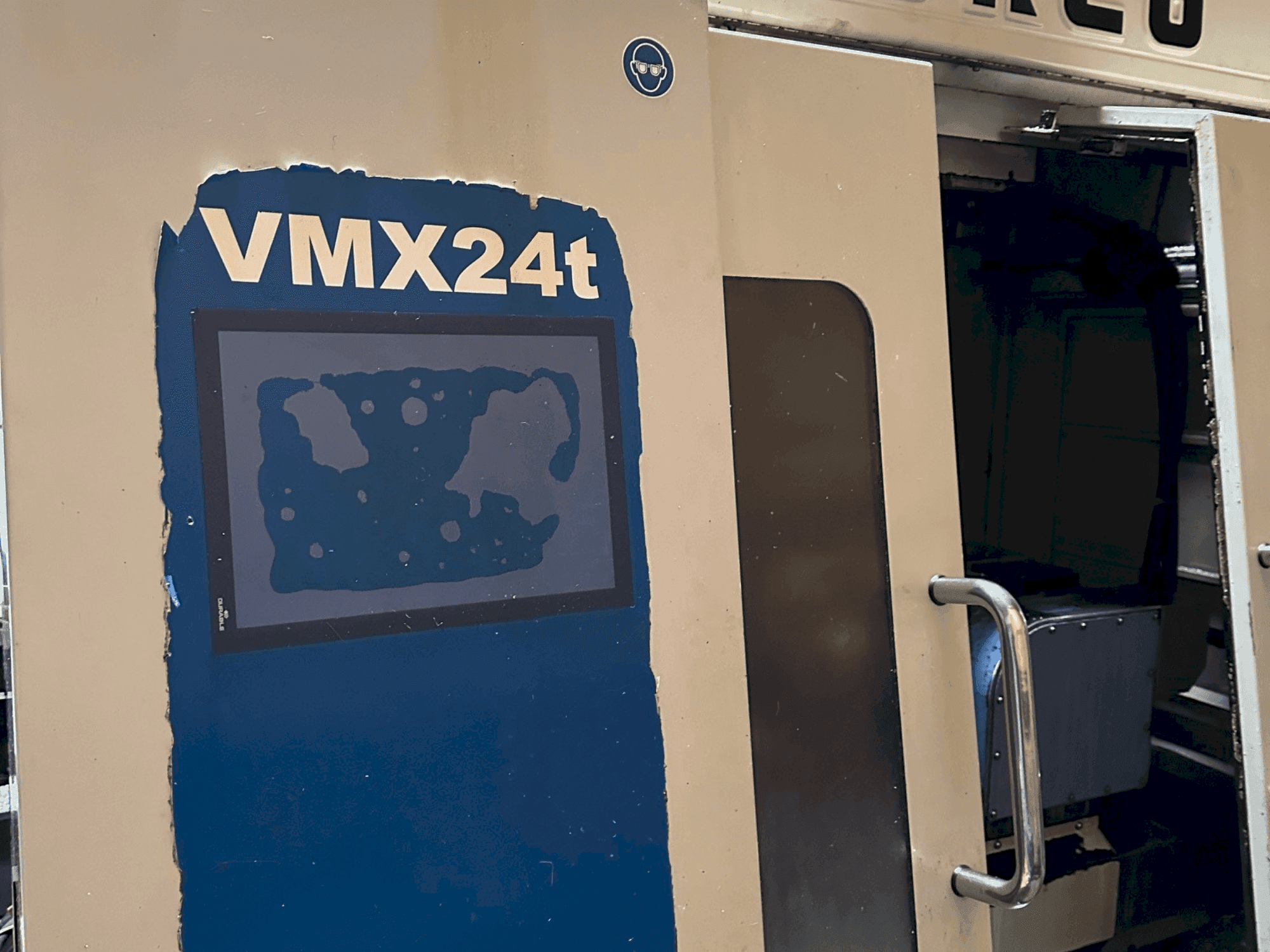 Prikaz stroja Hurco VMX24t sprijeda
