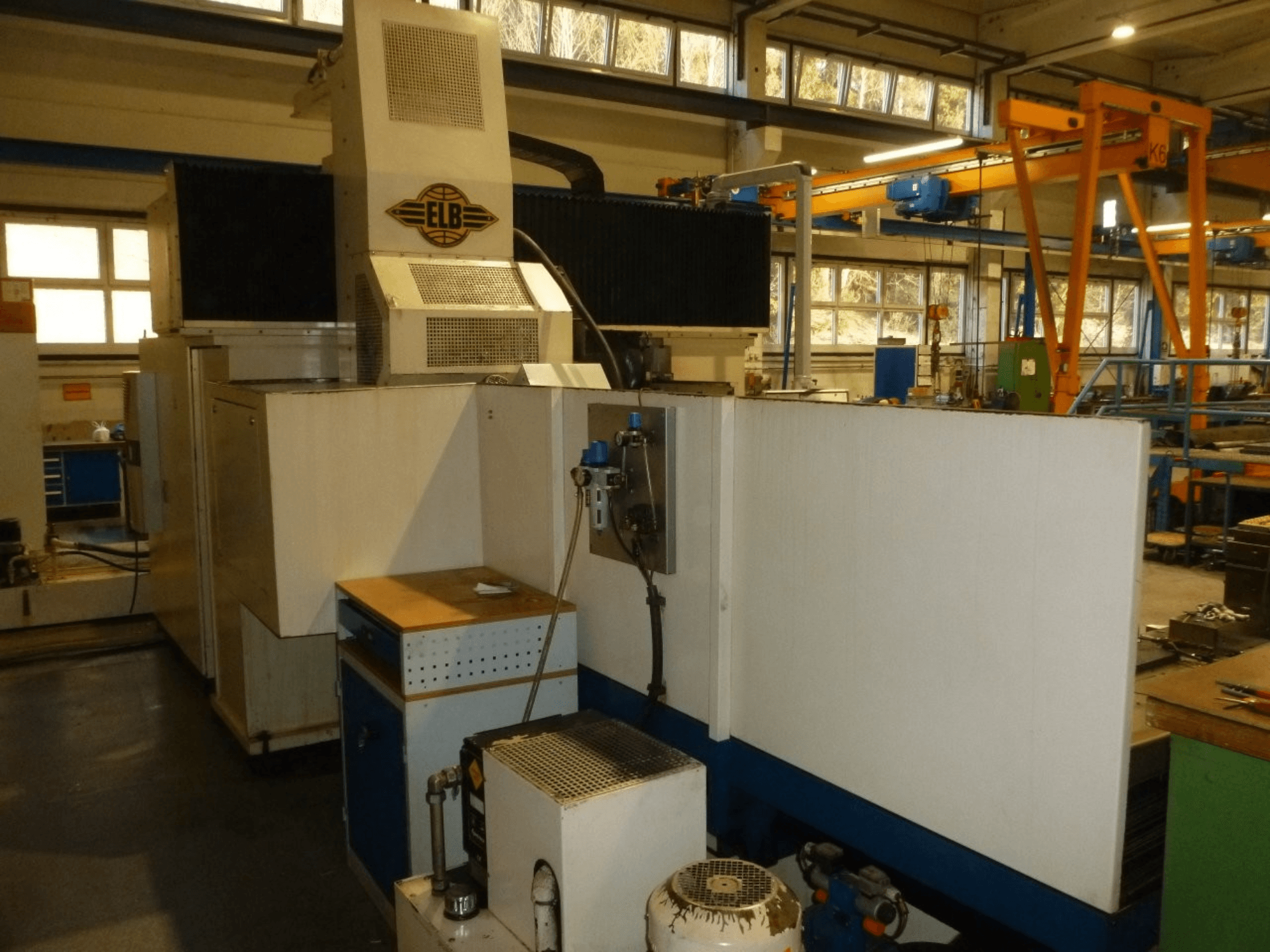 Stroj za površinsko brušenje ELB SWP 225/125 SPS, prednji pogled s upravljačkom pločom i značajkama dizajna rada.