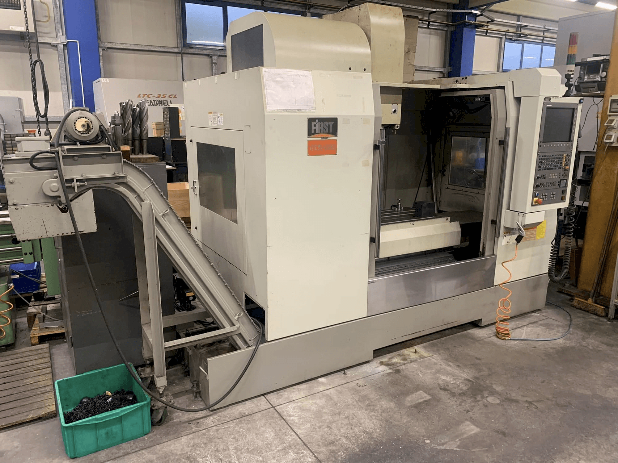 Prikaz stroja FIRST MCV 1000 sprijeda