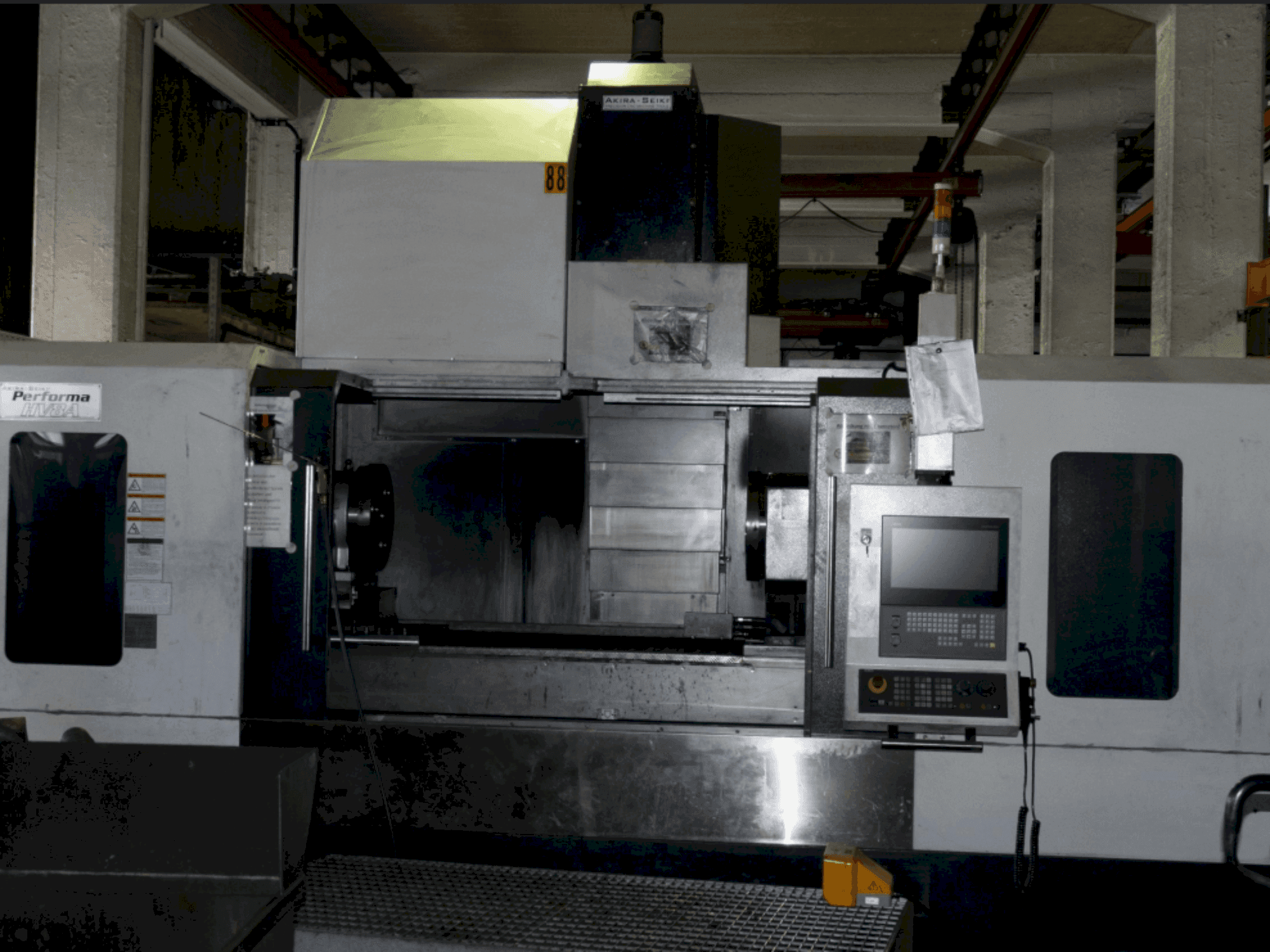 Prikaz stroja Akira Seiki Performa HV 8A sprijeda