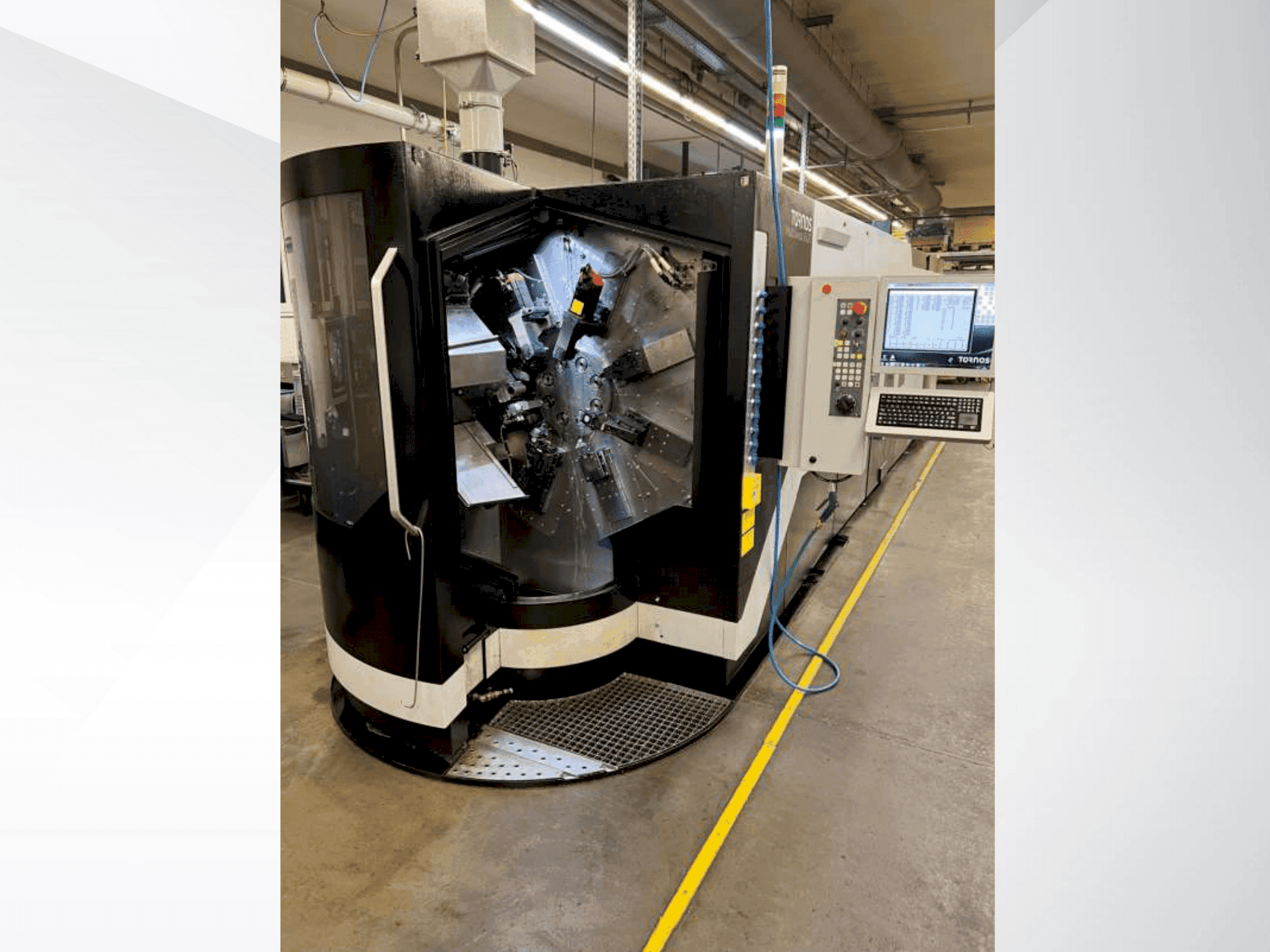 Prikaz stroja Tornos MultiSwiss 8x26 sprijeda