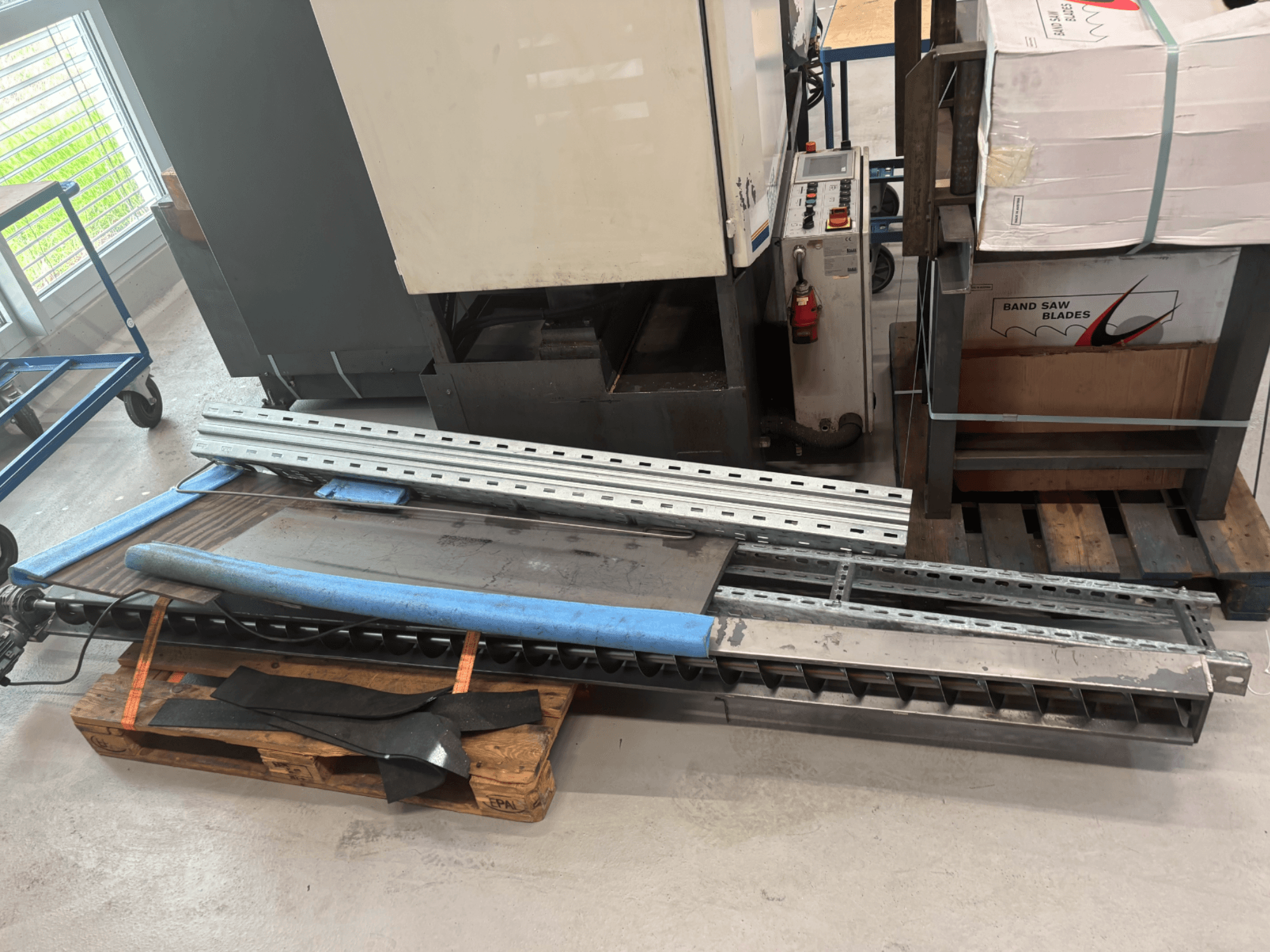 Tračna pila za metal BAUER SA 430 ZA izložena sa strane, s metalnim okvirom i komponentama na drvenoj paleti.