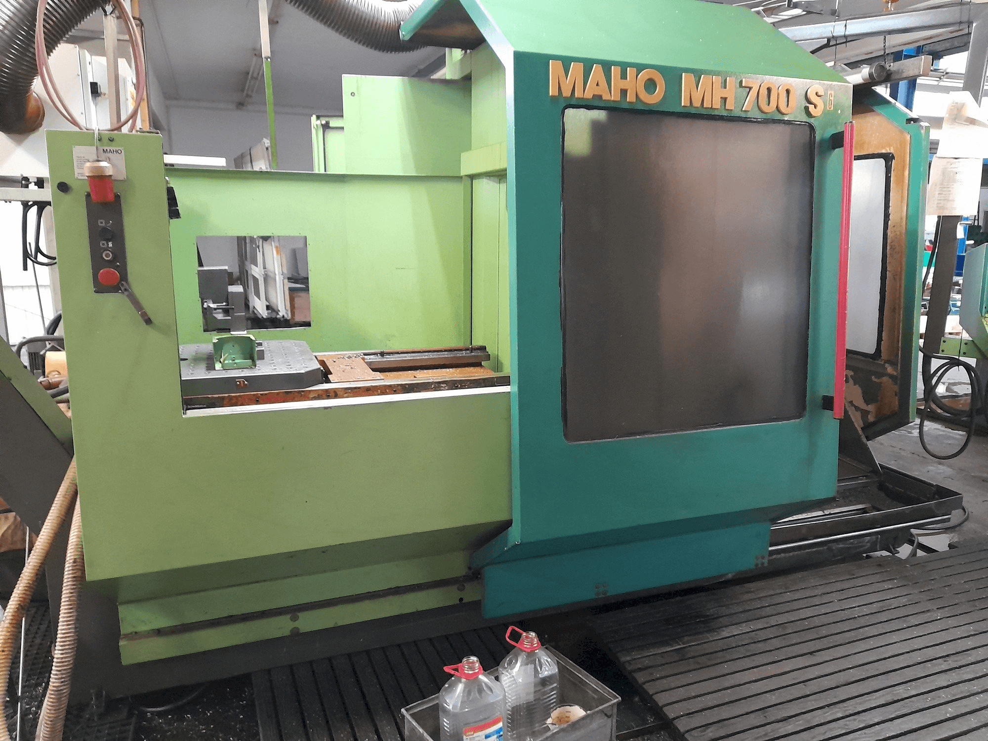 Prikaz lijeve strane stroja MAHO MH 700 S