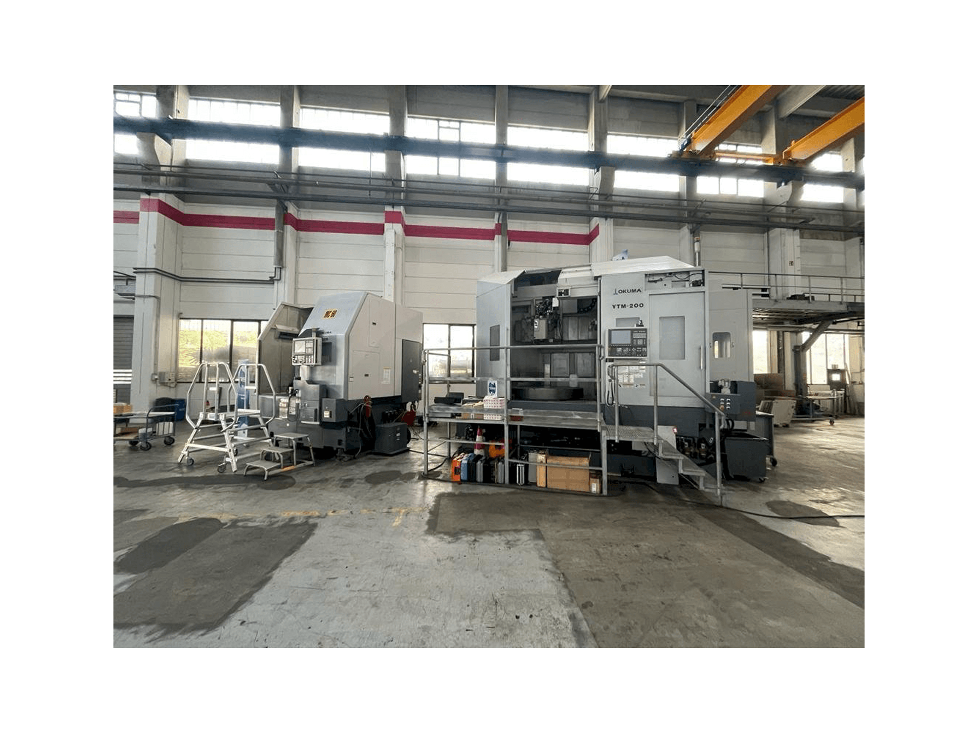 Prikaz stroja Okuma VTM-200 1ST sprijeda