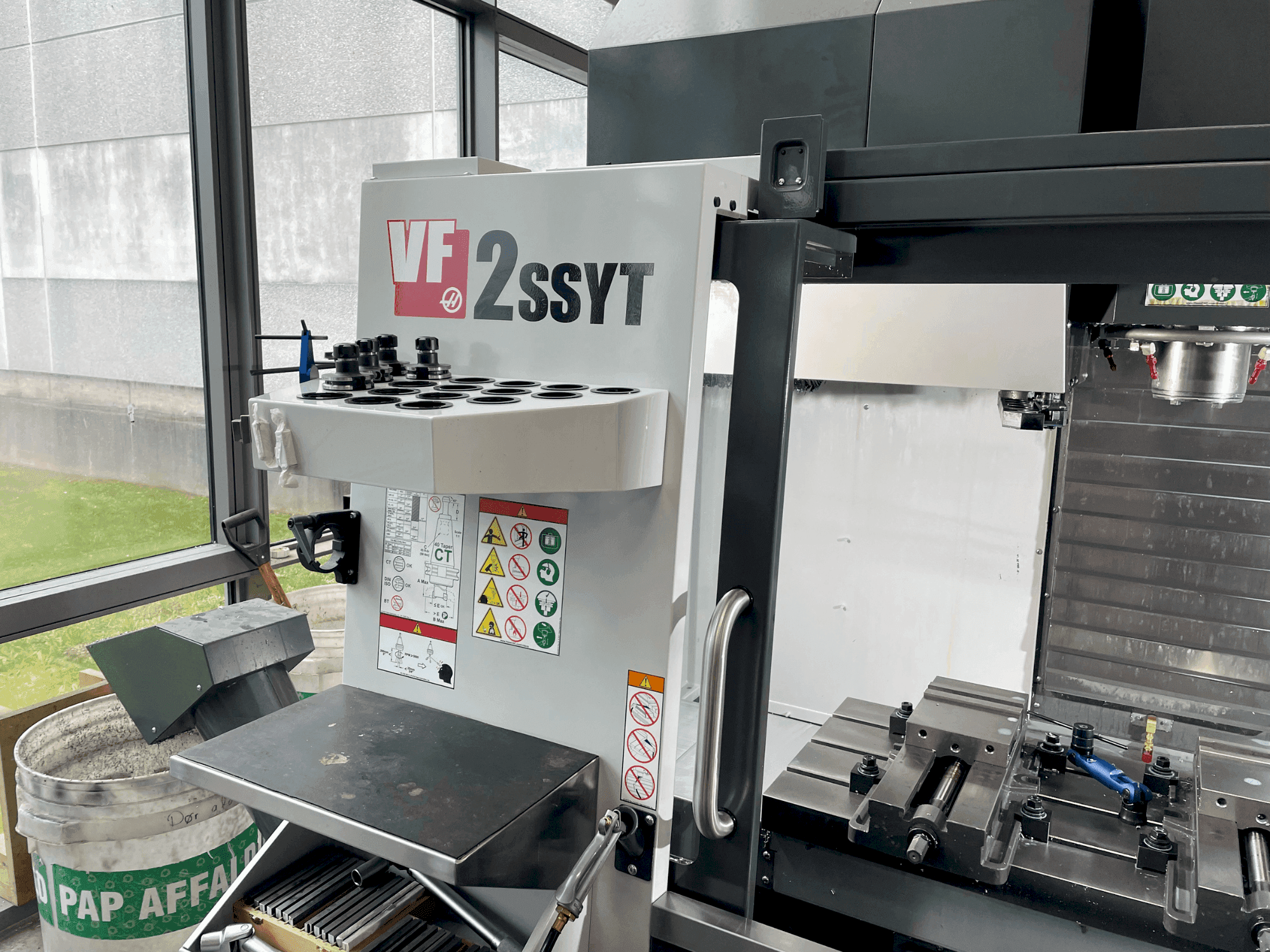 Prikaz stroja HAAS VF-2SSYT sprijeda