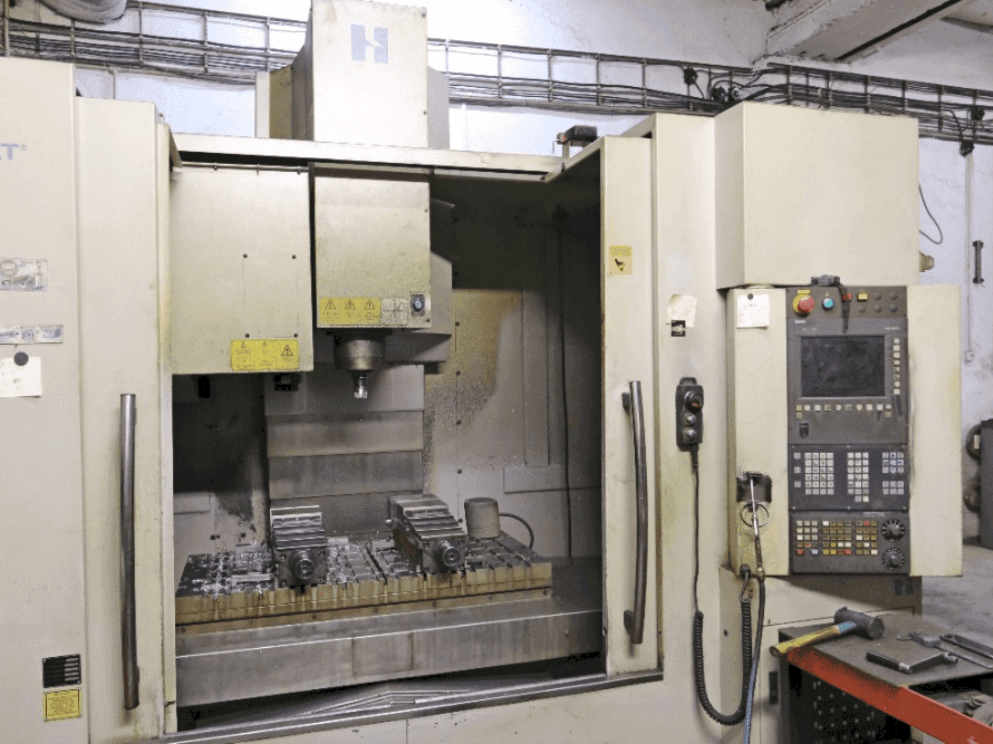 Prikaz stroja HARDINGE Bridgeport VMC 1000 sprijeda