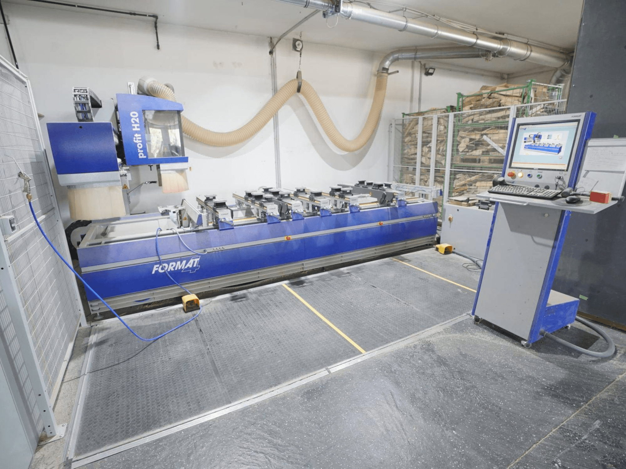 CNC centar za obradu drva FORMAT4 PROFIT H20, prednji pogled s upravljačkom pločom i alatima za rezanje vidljivim u industrijskom okruženju.
