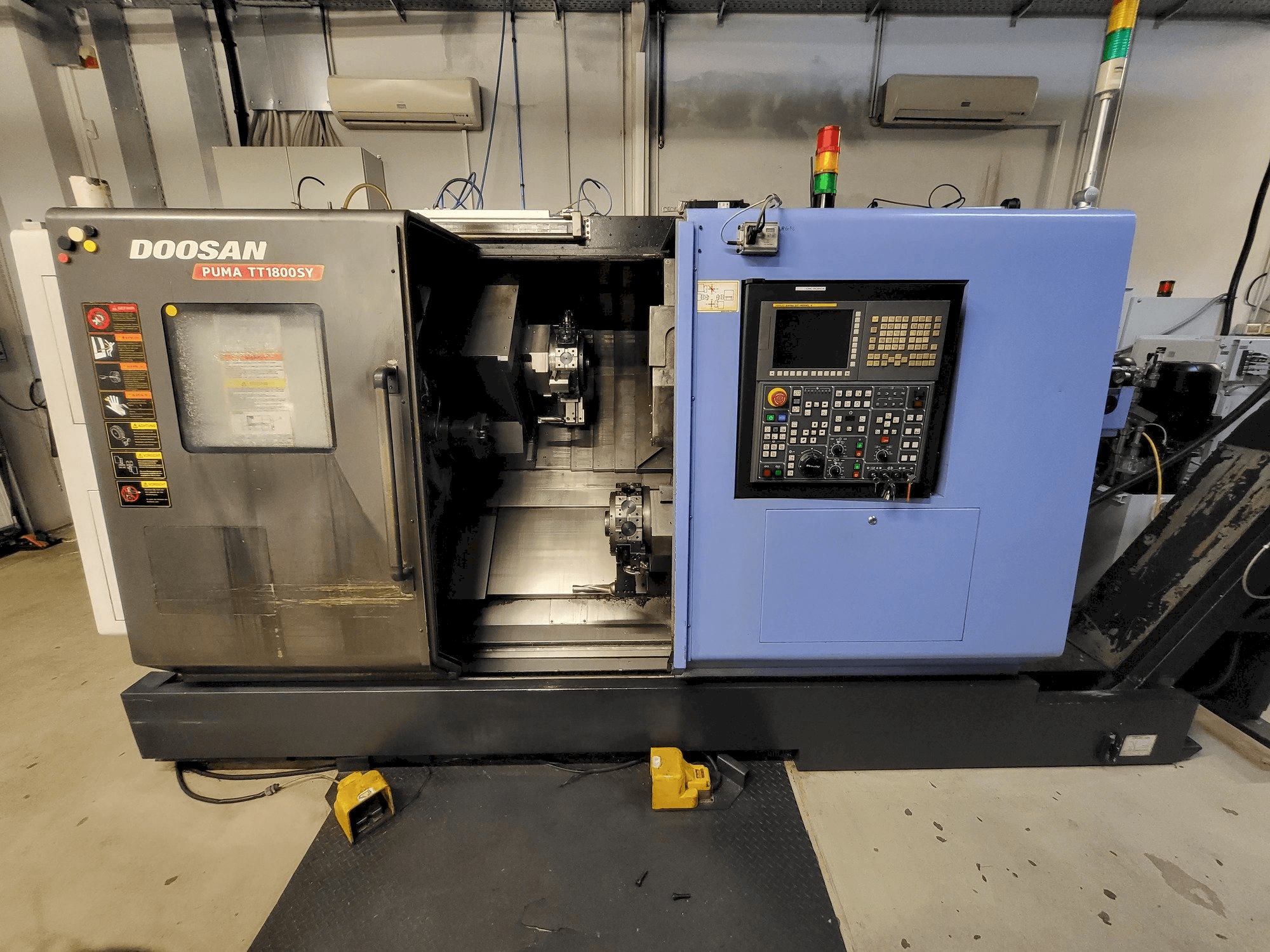 Prikaz stroja DOOSAN PUMA TT1800SY sprijeda