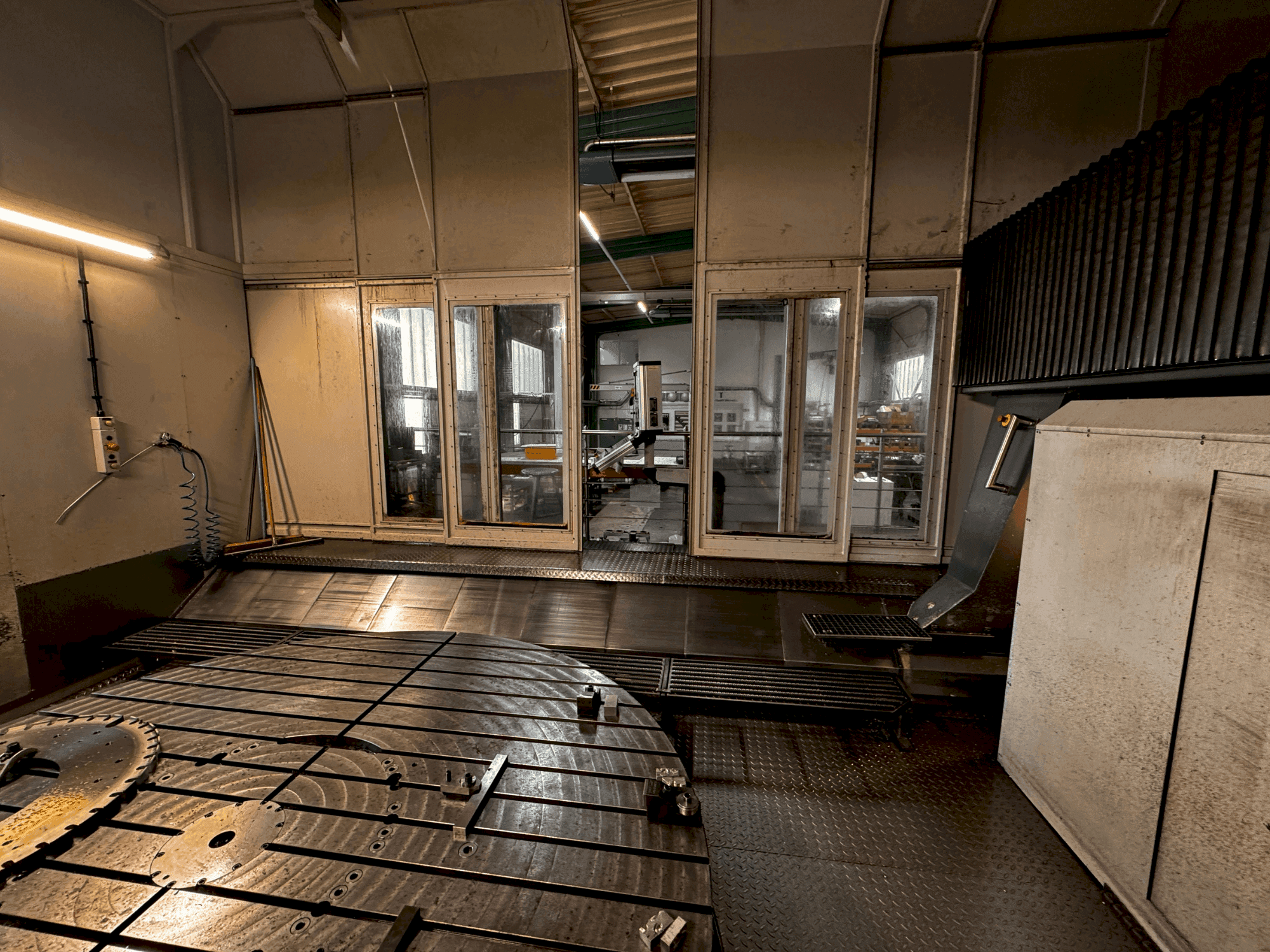 Prikaz stroja AXA VPC 2800-U sprijeda