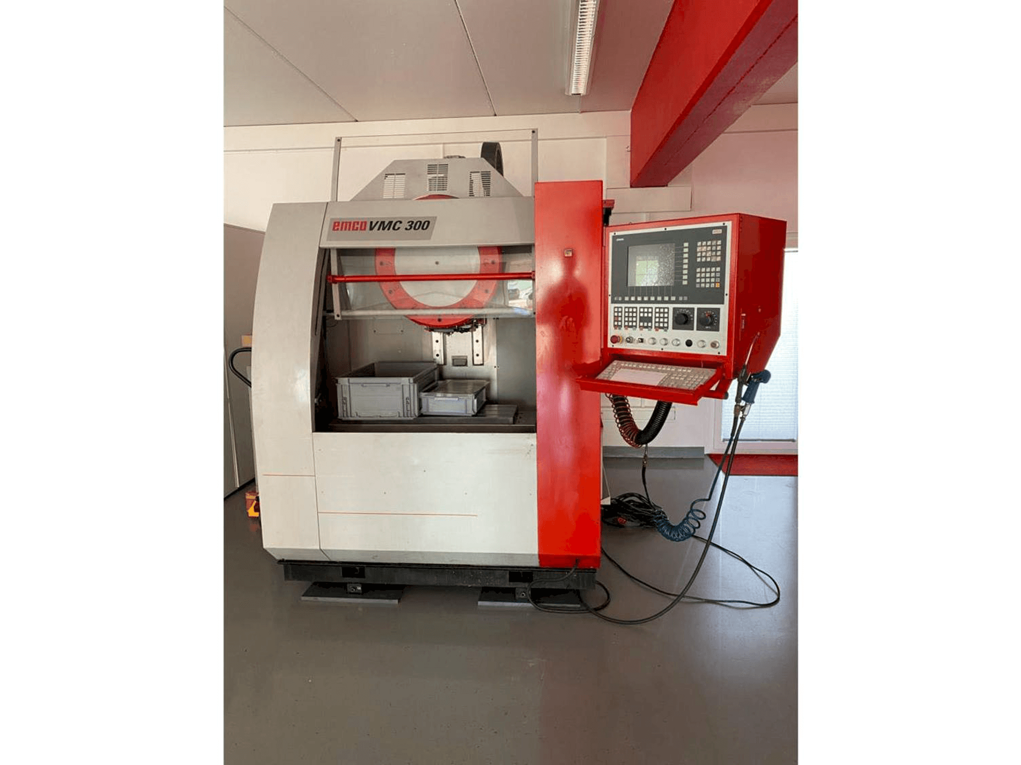 Prikaz stroja EMCO VMC 300 sprijeda