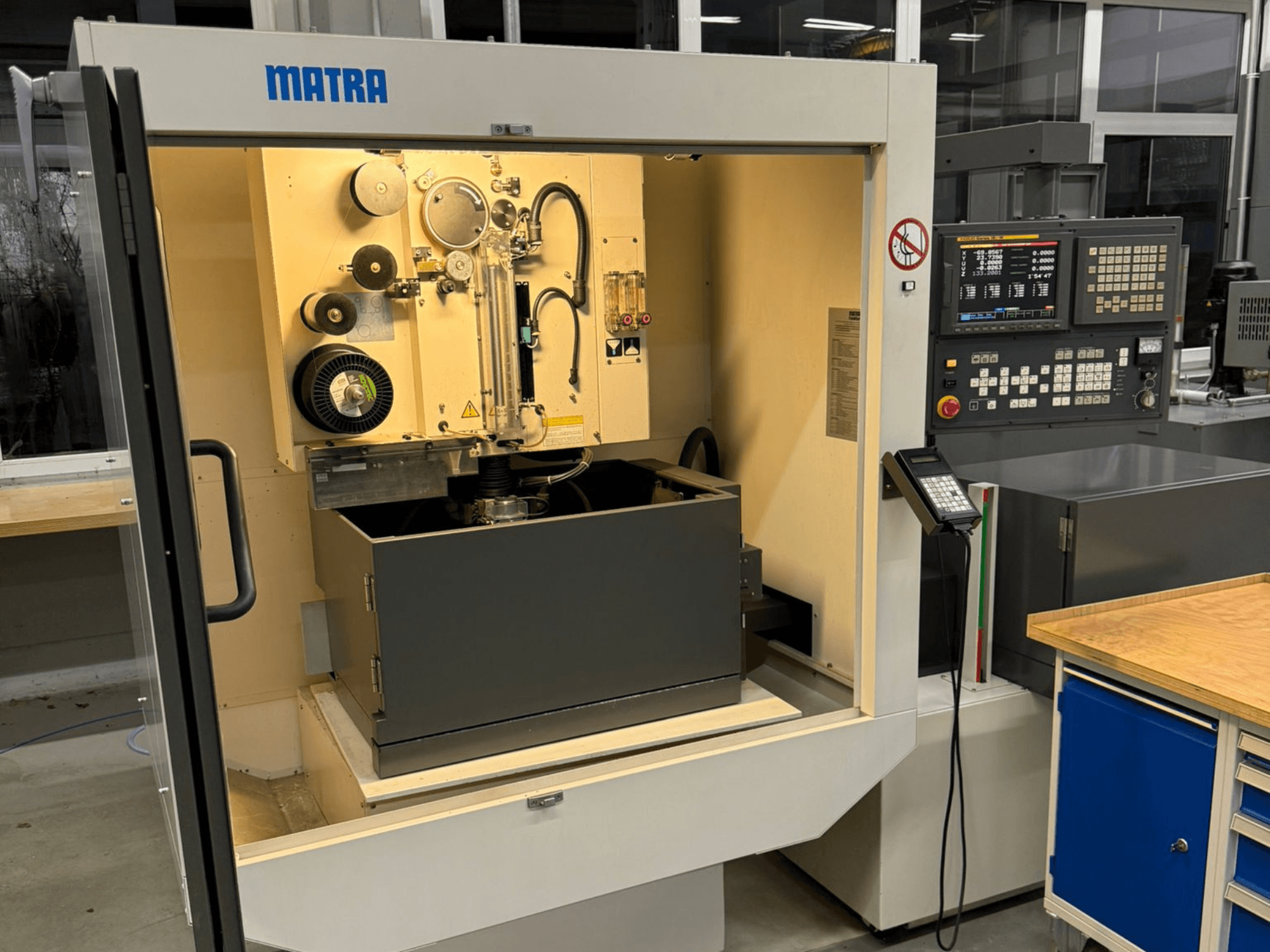MATRA stroj gledan sprijeda, s upravljačkom pločom, rotirajućim dijelovima i velikim prostorom za pohranu.