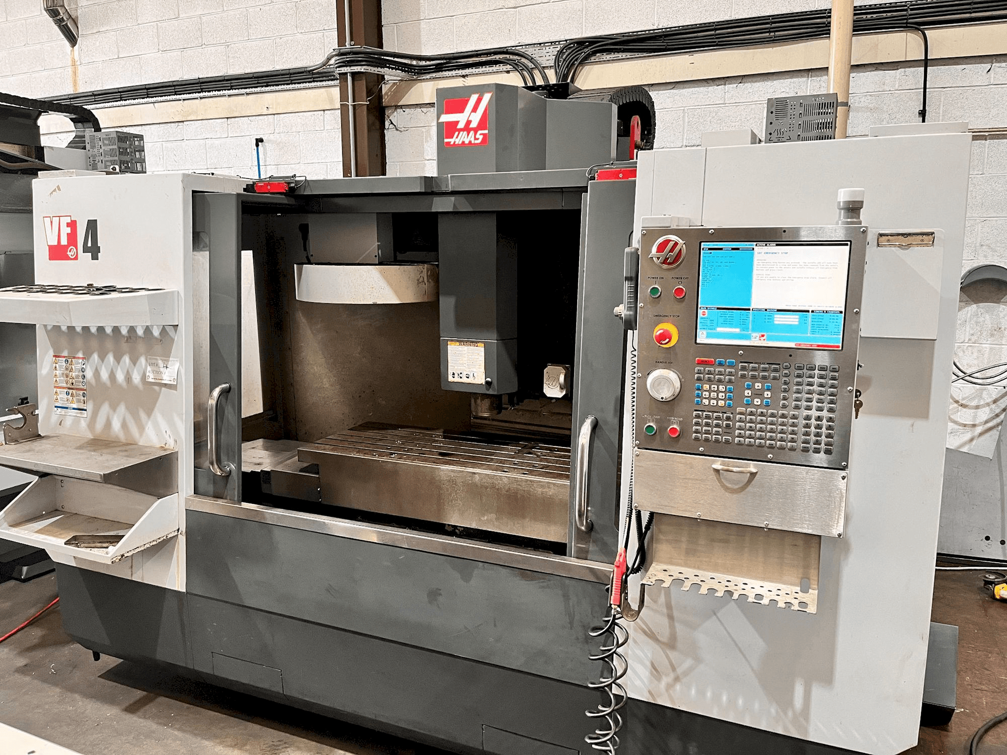 Prikaz stroja HAAS VF-4 sprijeda