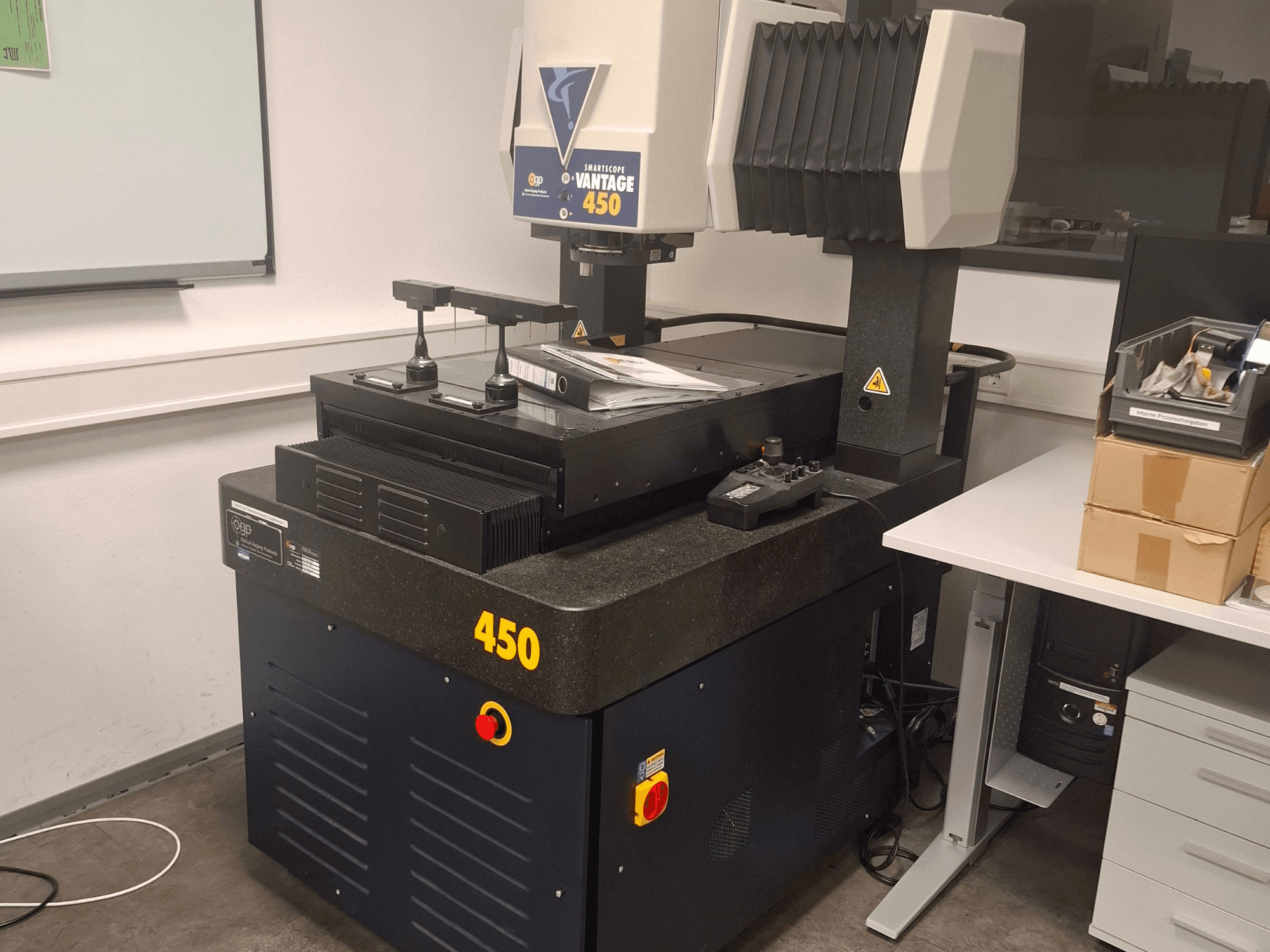 Optički mjerni stroj OGP SmartScope Vantage 450 u laboratorijskom okruženju, prednji pogled s crno-sivom završnom obradom.