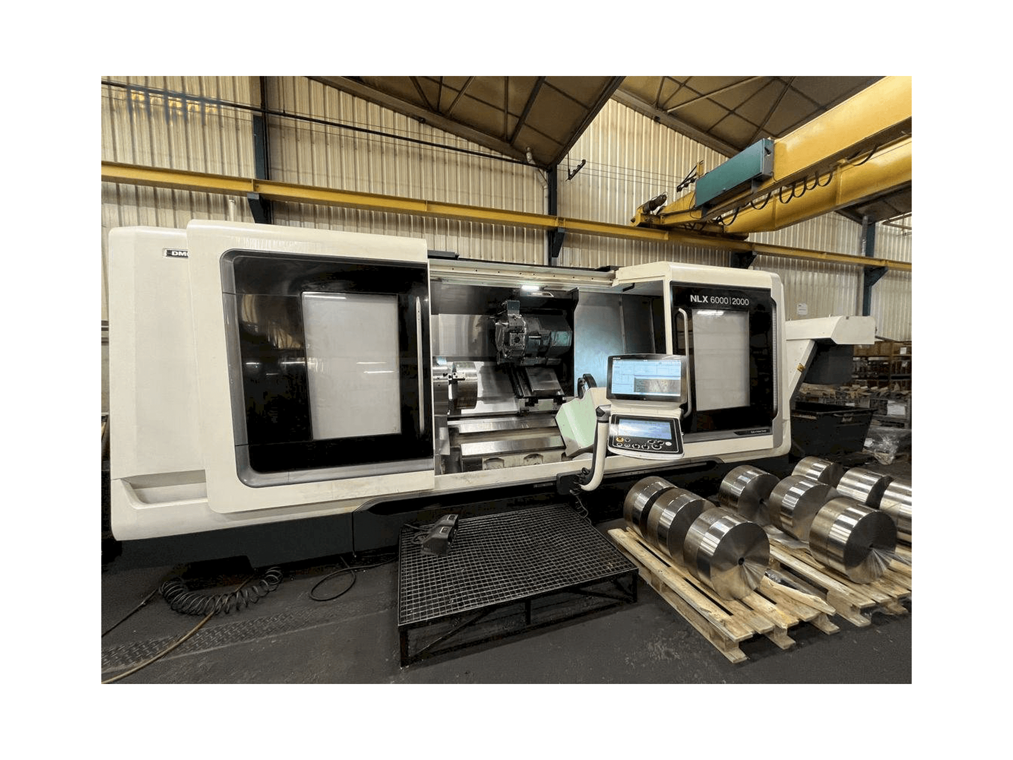 Prikaz lijeve strane stroja DMG MORI NLX 6000 | 2000