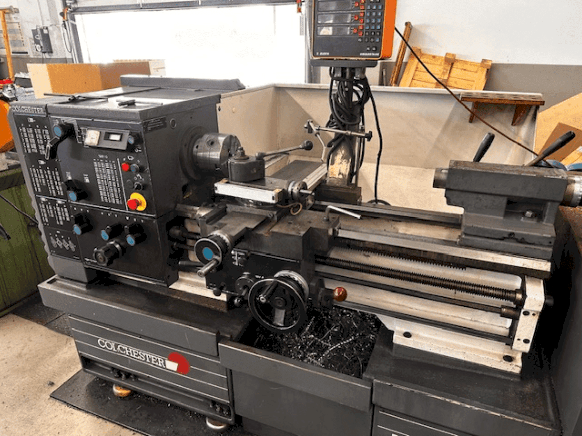 Prikaz stroja Colchester Master 3250 sprijeda