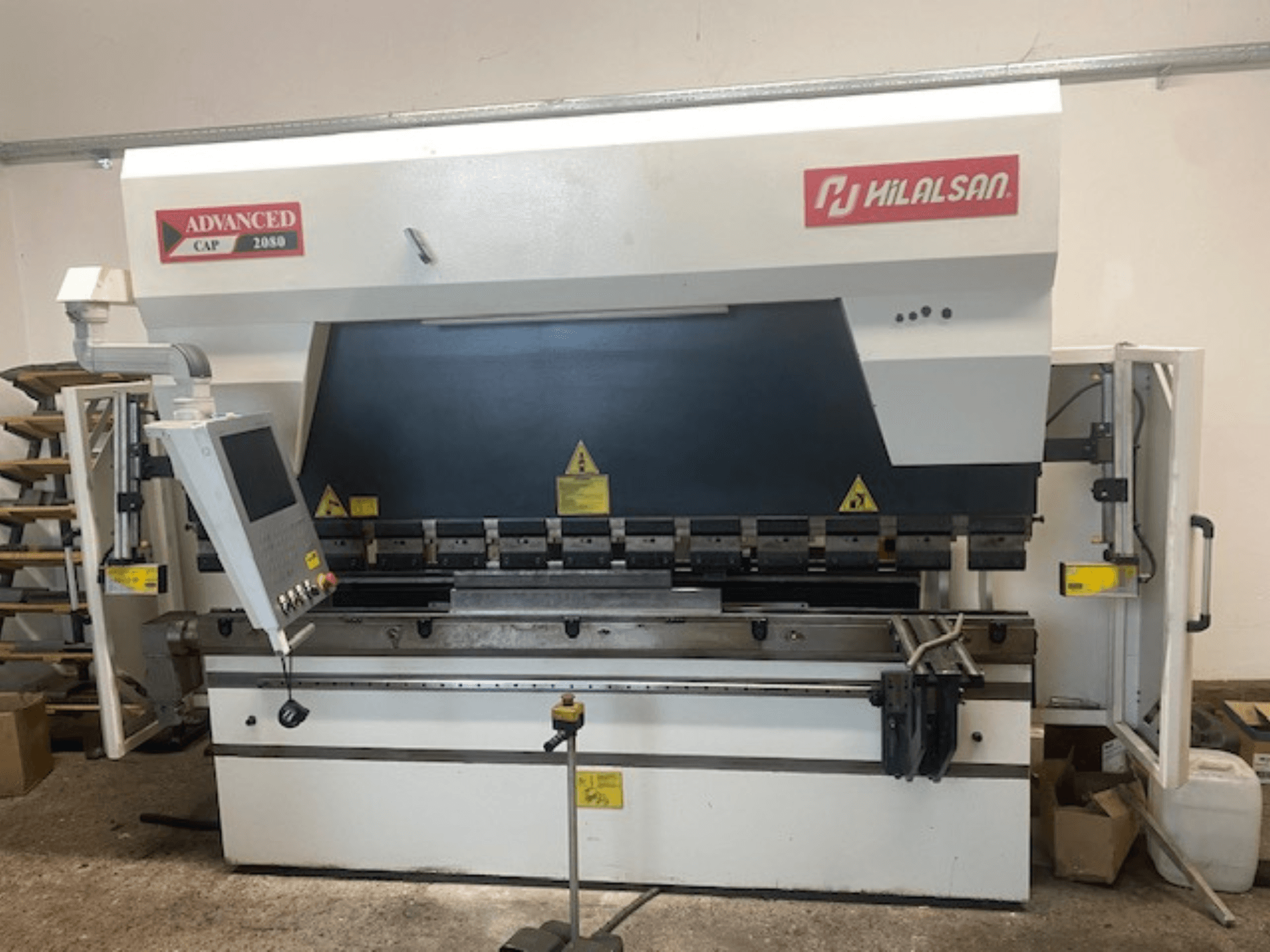 Napredna Hilalsan CAP 2080 preša za savijanje metala, prednji pogled s upravljačkom pločom i sigurnosnim značajkama, industrijski dizajn za savijanje metala.