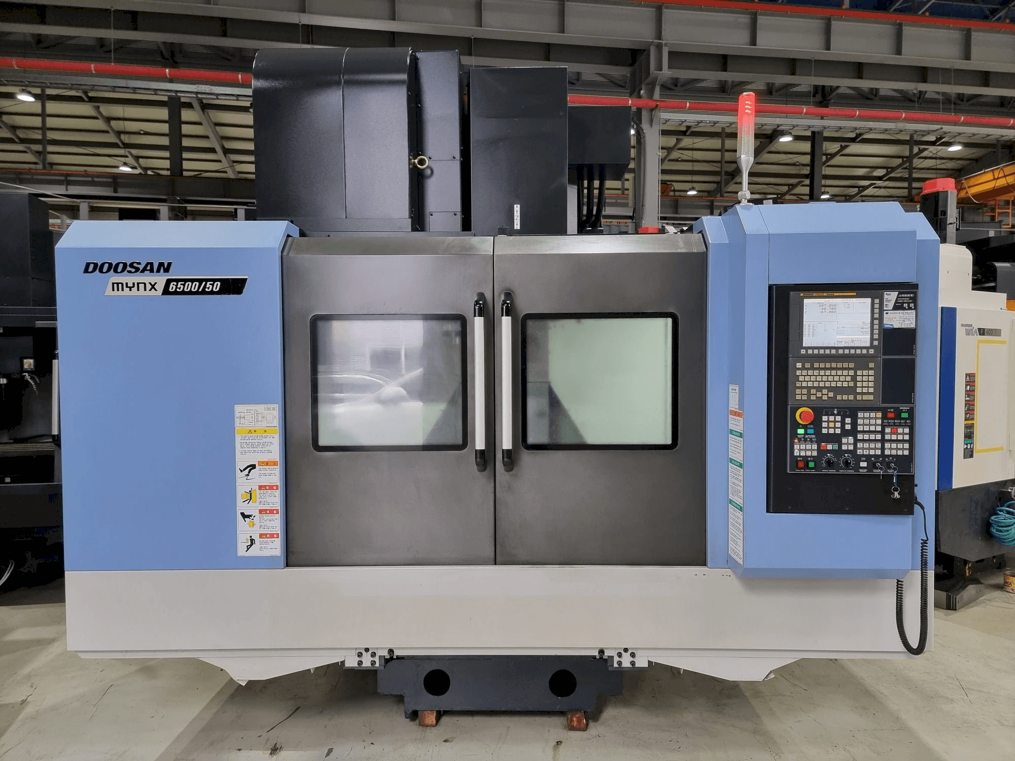 Prikaz stroja Doosan MYNX 6500/50 sprijeda