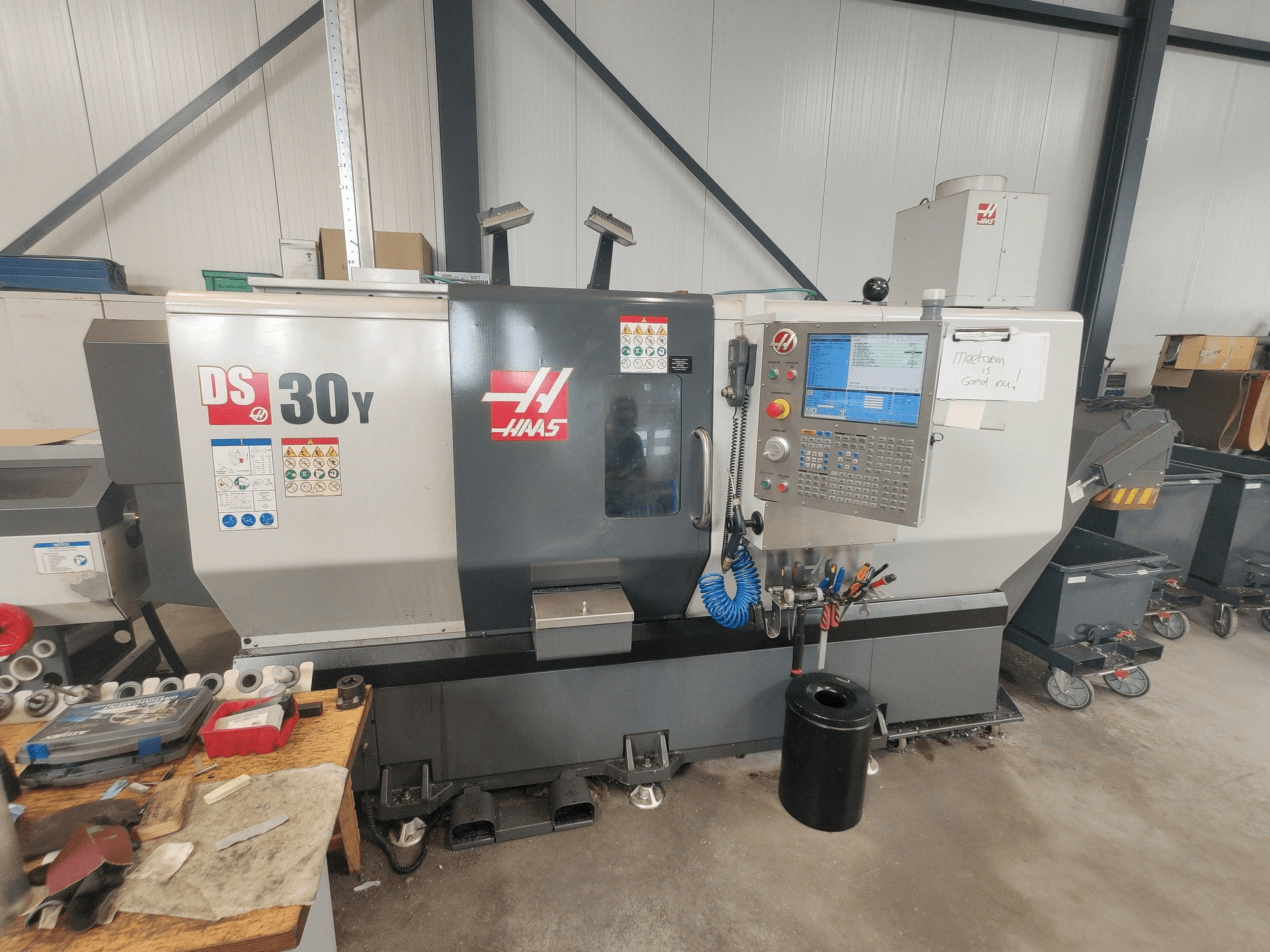Prikaz stroja HAAS DS30Y sprijeda