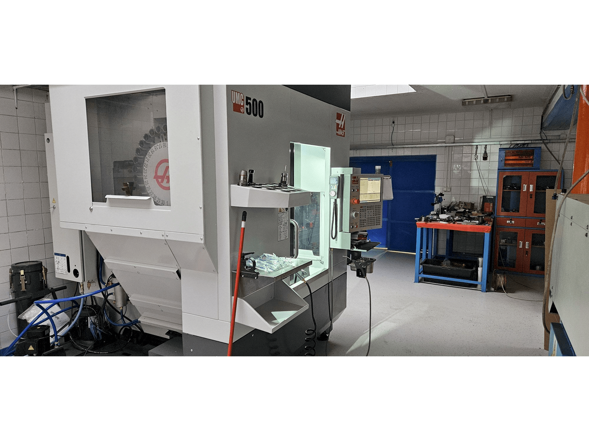 Prikaz stroja HAAS UMC-500 sprijeda