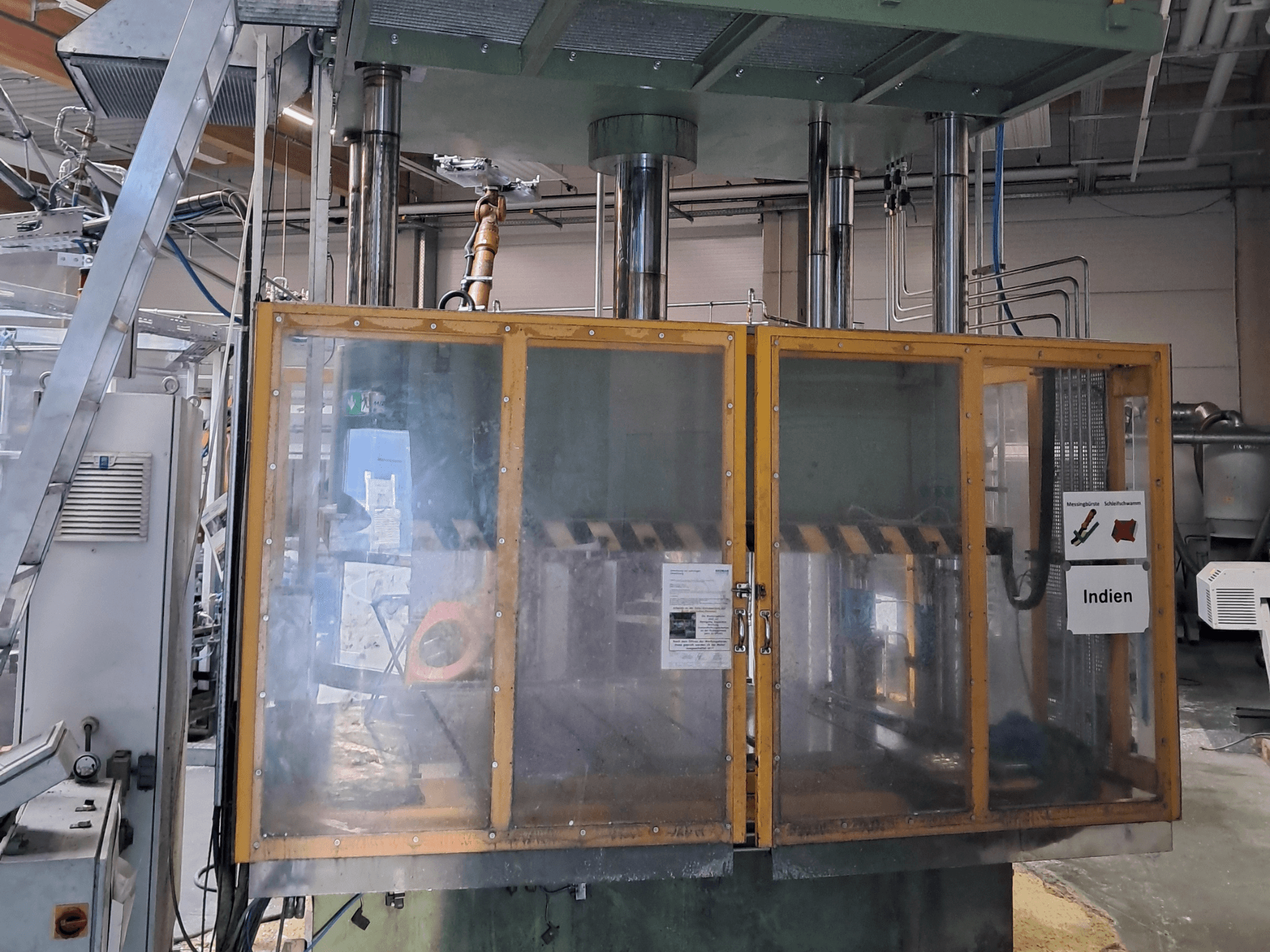 Metalna preša HS 4 160-K3 proizvođača Other, prednji pogled s prikazom kućišta od sigurnosnog stakla i operativnih kontrola u industrijskom okruženju.