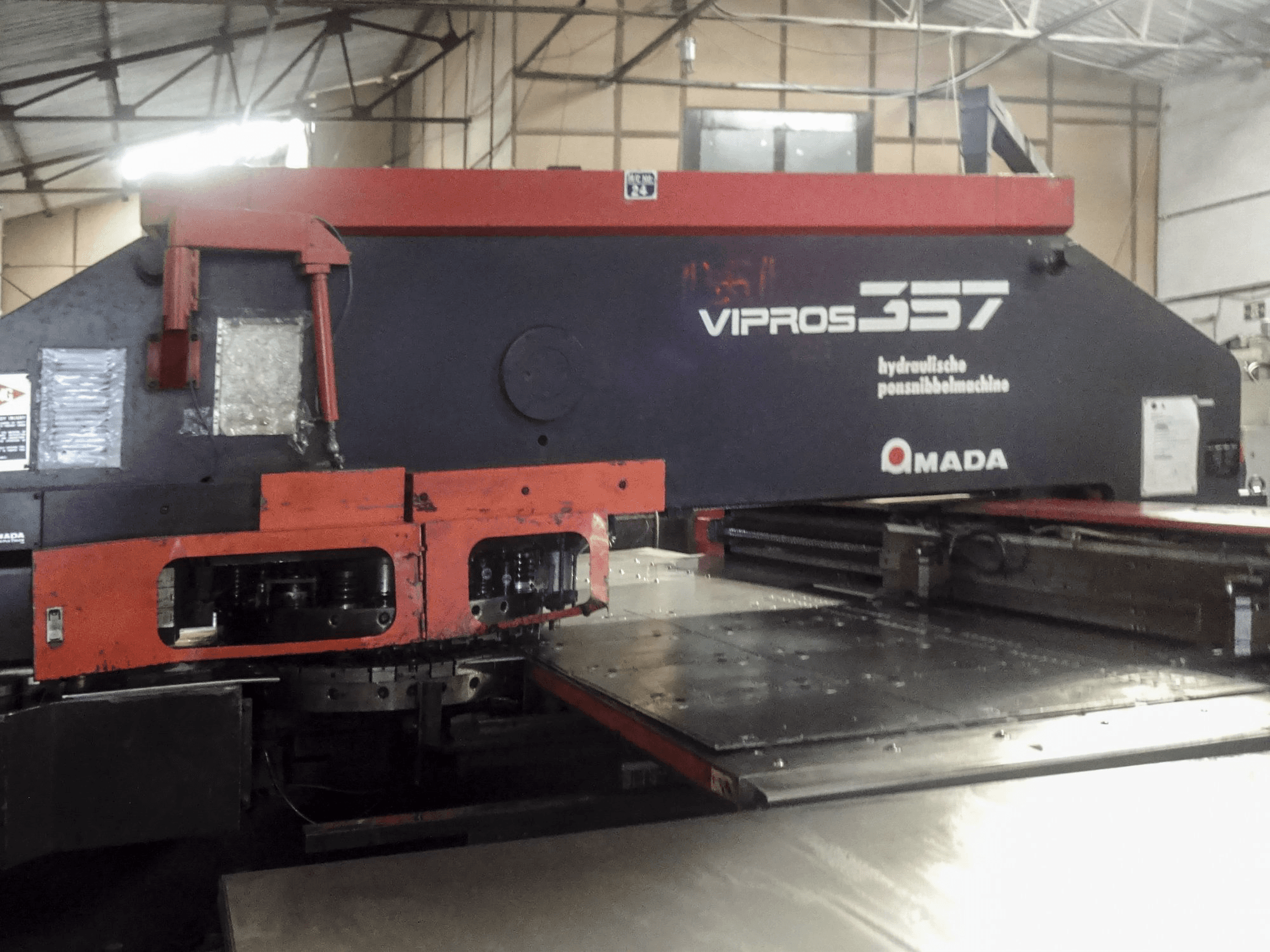 Prikaz stroja AMADA Vipros 357 sprijeda