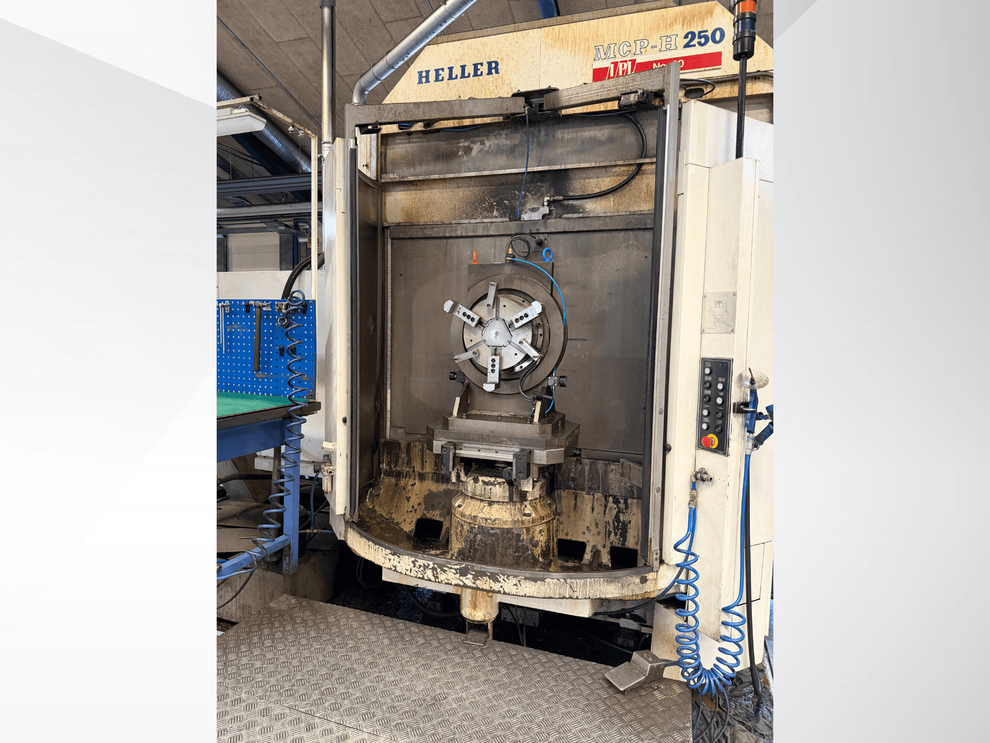 Prednji pogled na horizontalni obradni centar HELLER MCP 250, s prikazom upravljačke ploče, držača obratka i područja obrade.