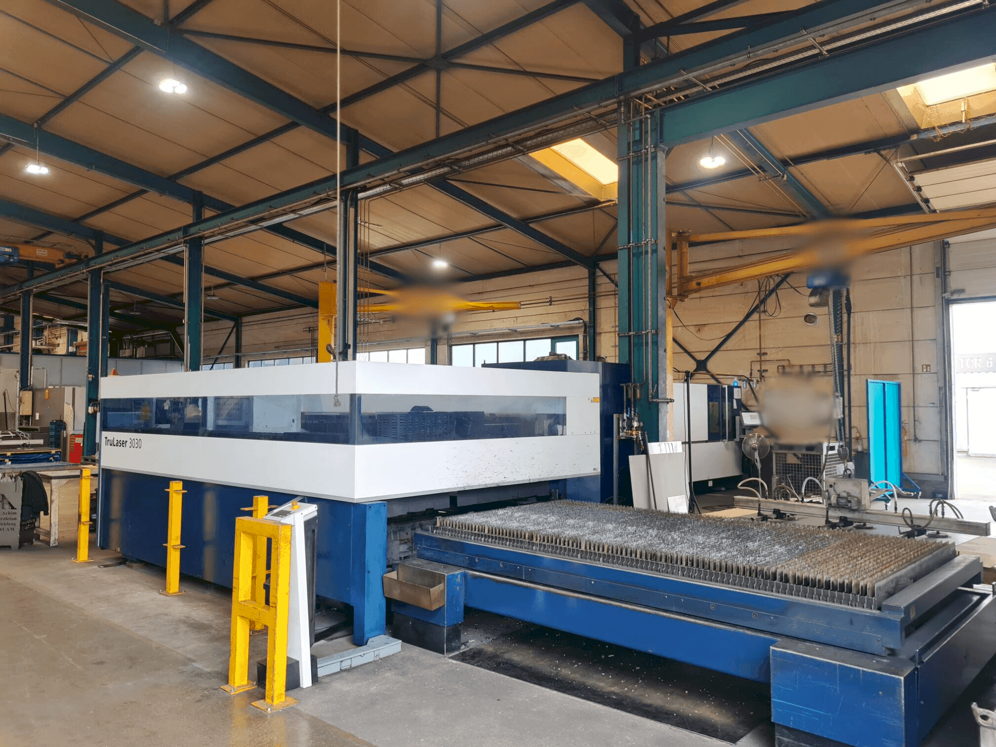 Prikaz stroja TRUMPF L3030 sprijeda